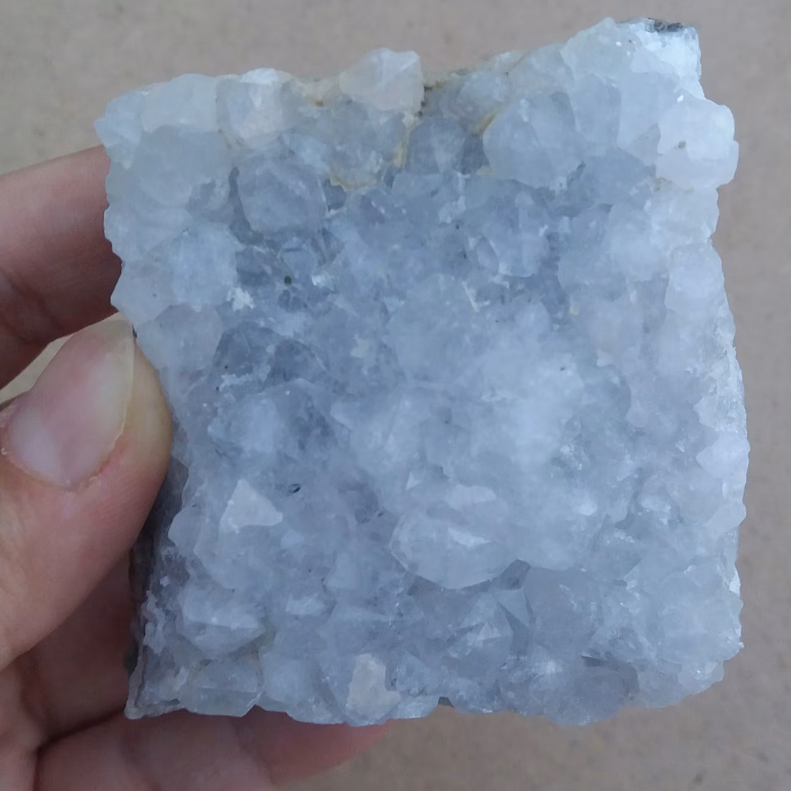 سنگ آمیتیست اصل سفید با بلورهای درخشان آرامش بخش با خواص بسبار مناسب دکور و ویترین طول 5.5 سانته