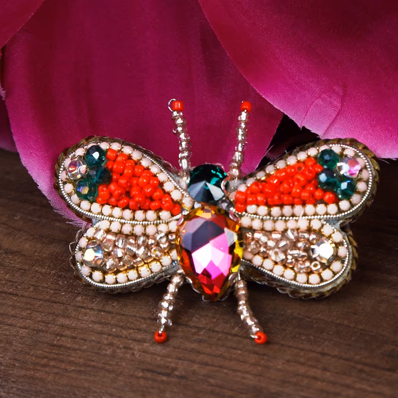 سنجاق سینه پروانه جذاب ما تماما دست دوز