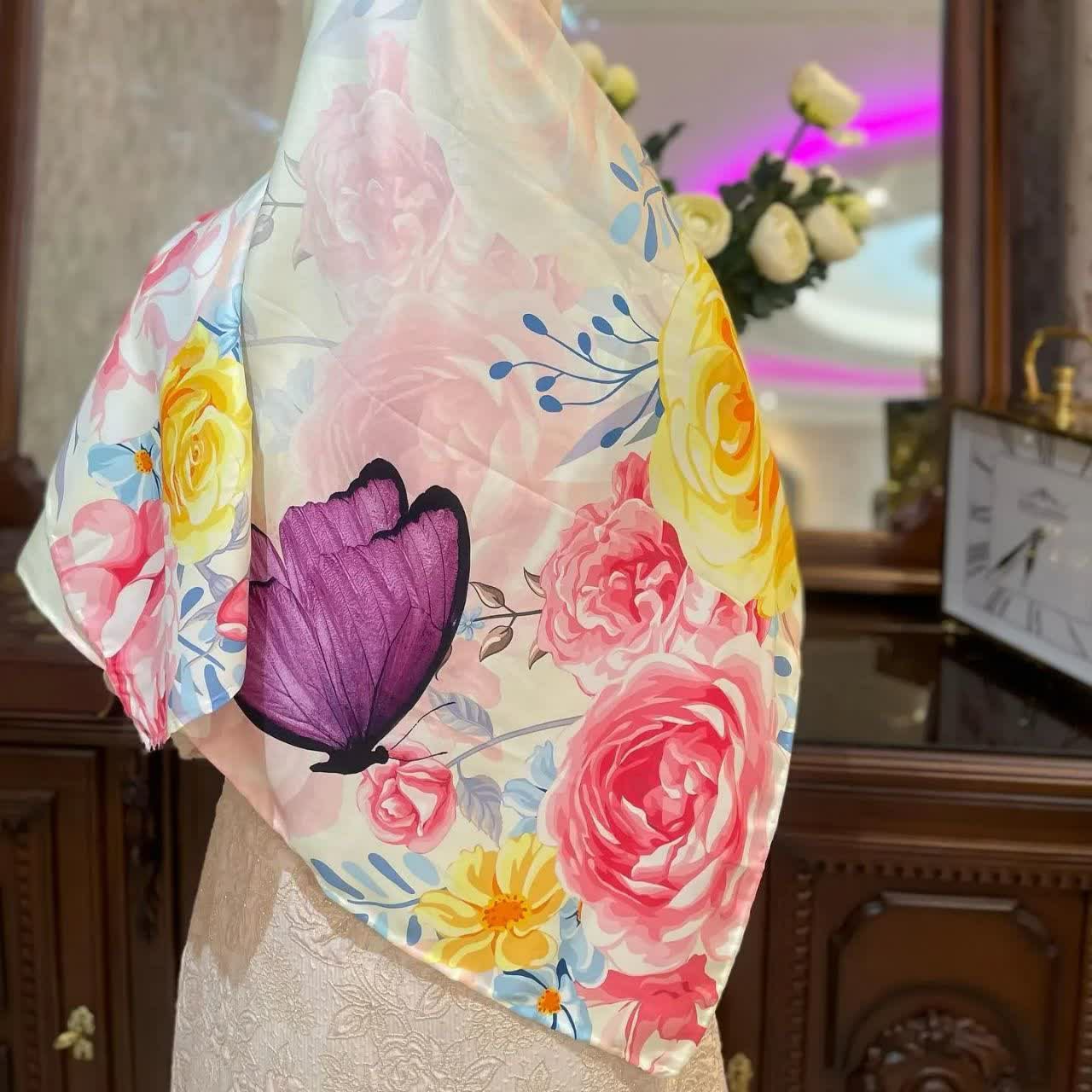روسری نخ ابریشم توییل قواره 130 طرح پروانه