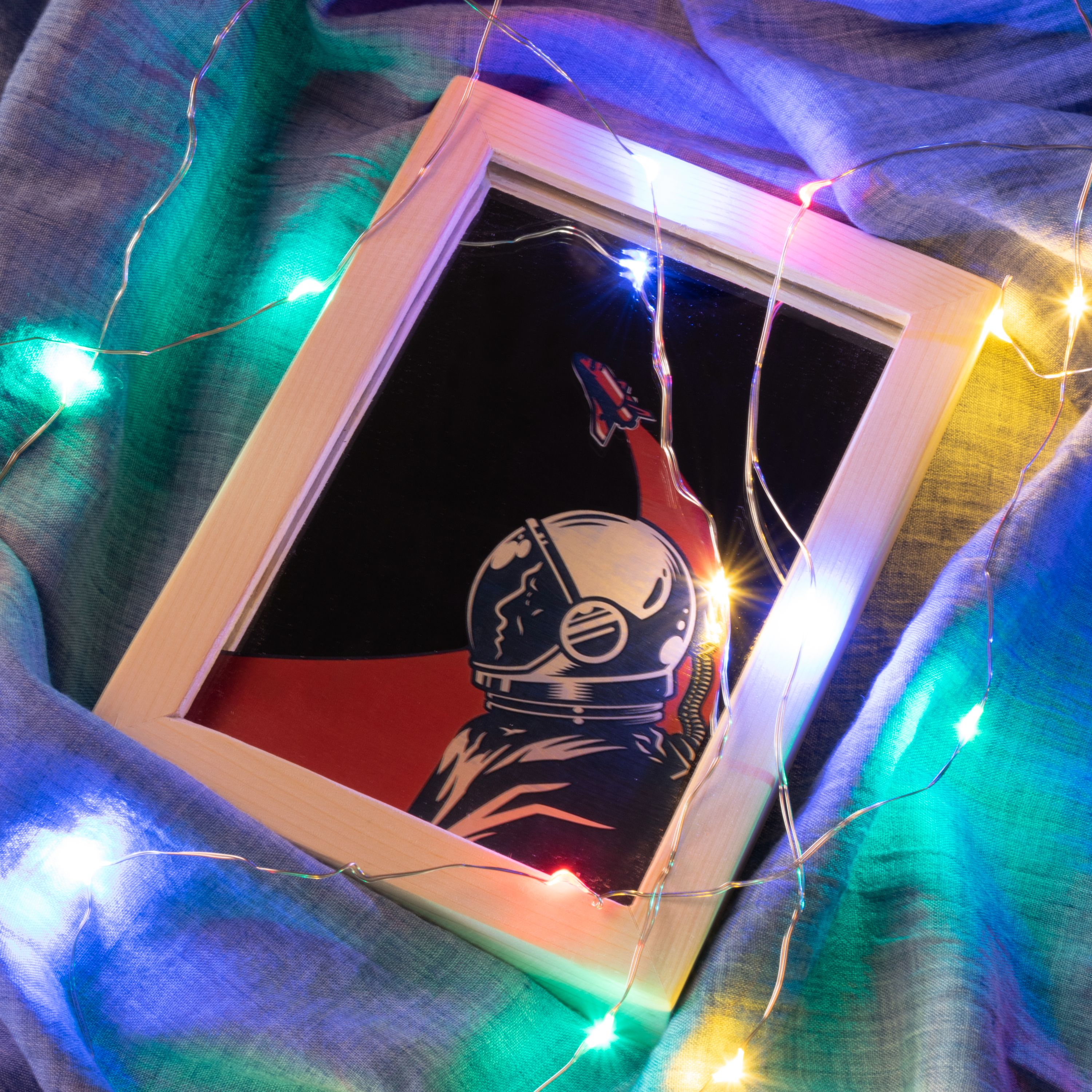 آینه آنتیک طرح فضا نورد با قاب چوبی آینه دکوراتیو