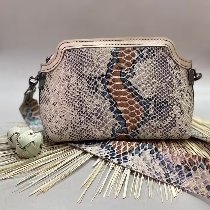 کیف دوشی زنونه دخترونه مجلسی دستدوز دوخته شده با چرم طبیعی بزی قابل سفارش در رنگ و چرم دلخواه