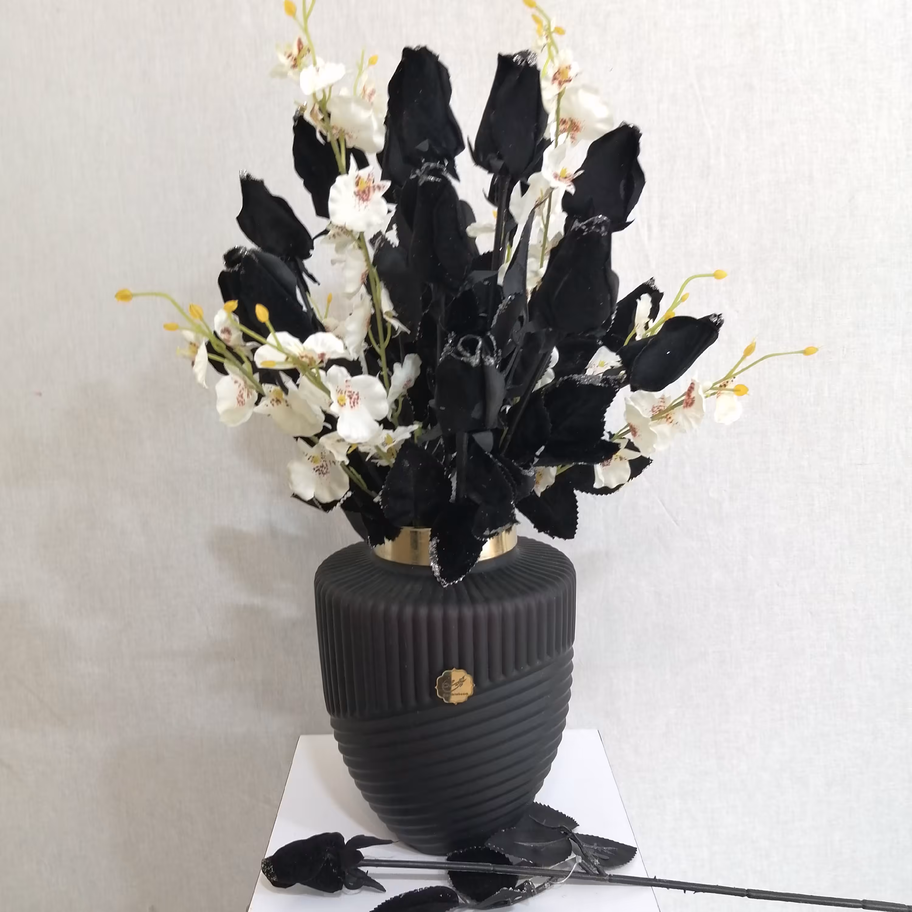 گلدان رز مشکی و شکوفه مصنوعی 