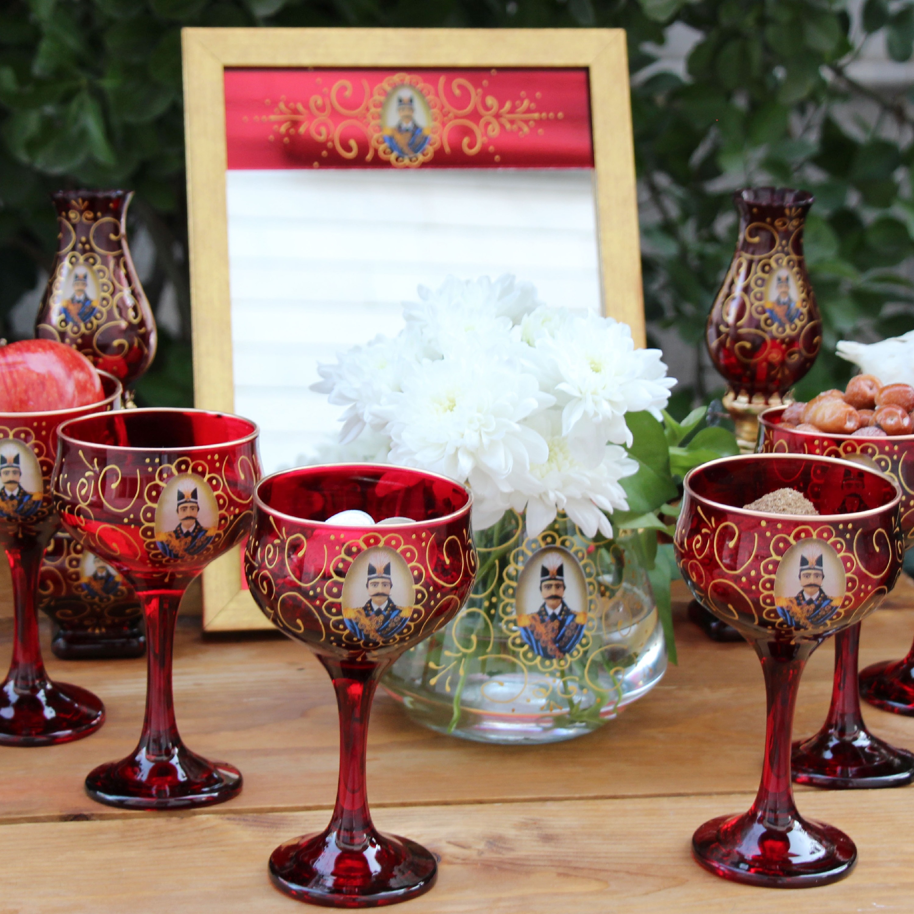 ست هفت سین شاه عباسی .. کار دکوری هست  .. 1 عدد آئینه با قاب  .. 1 عدد تنگ ماهی .. 1 جفت گردسوز .. 6 عدد بستنی خوری 