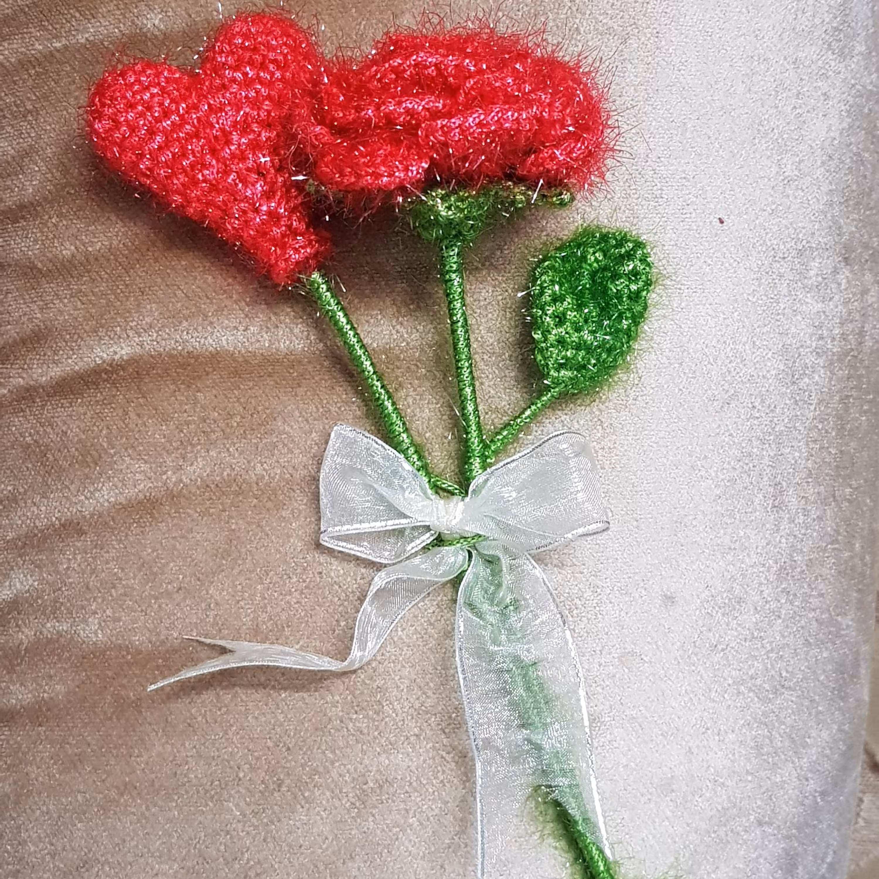 گل بافتنی دوشاخه رز و قلب دست بافت ارتفاع کار 25سانتی متر