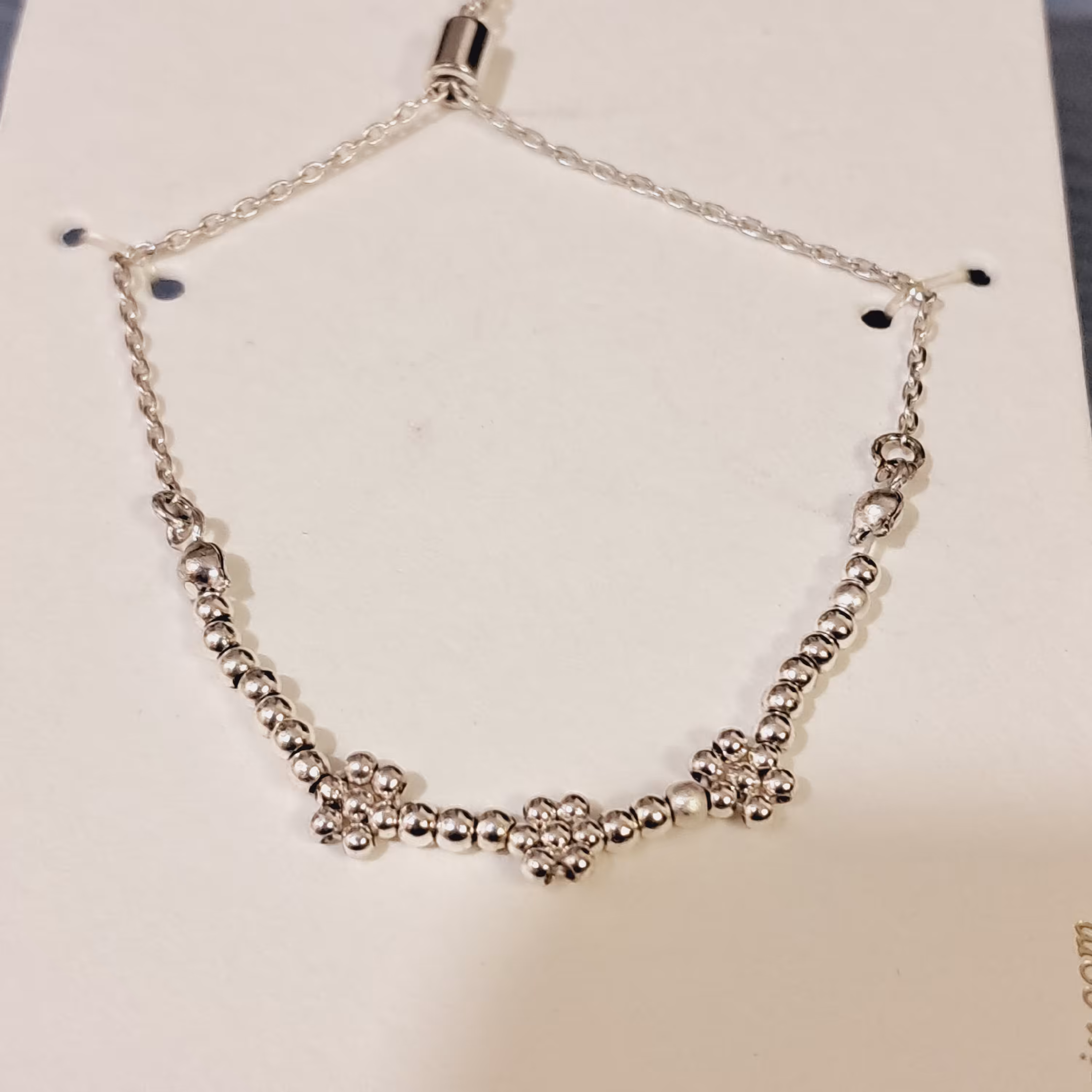 دستبند دخترانه نقره ای زیبا و سبک ،مناسب هدیه...روزانه بدلیجات 50 درصد تخفیف رو استوری میکنیم.مارو دنبال کنید.