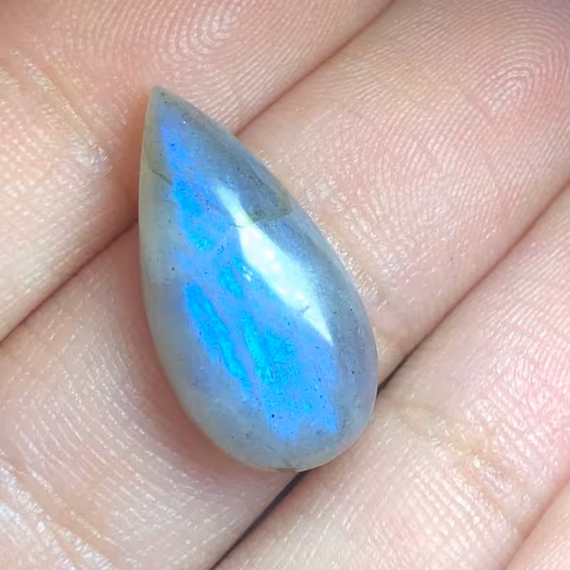 نگین لابرادوریت با تلالویی بی نظیر و زیبا وارداتی از کشور لابرادور کانادا تراش اشکی شکل کد 178