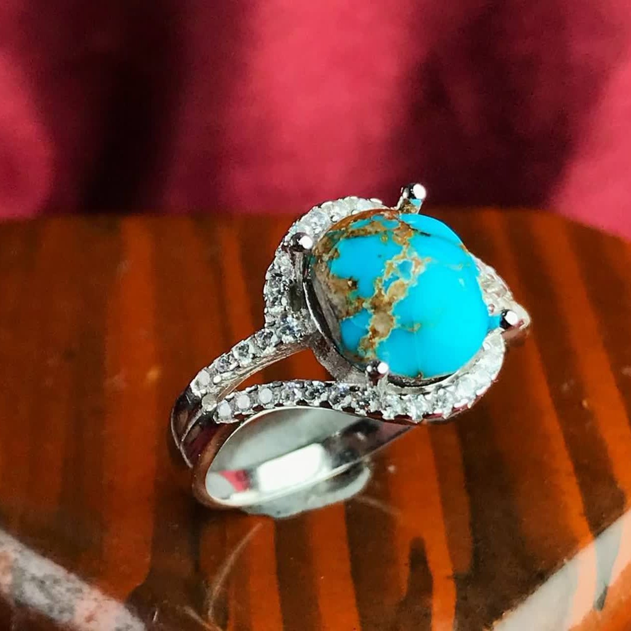 انگشتر فیروزه نیشابور اصل زنانه  

عیار نقره 925ارسال رایگان 