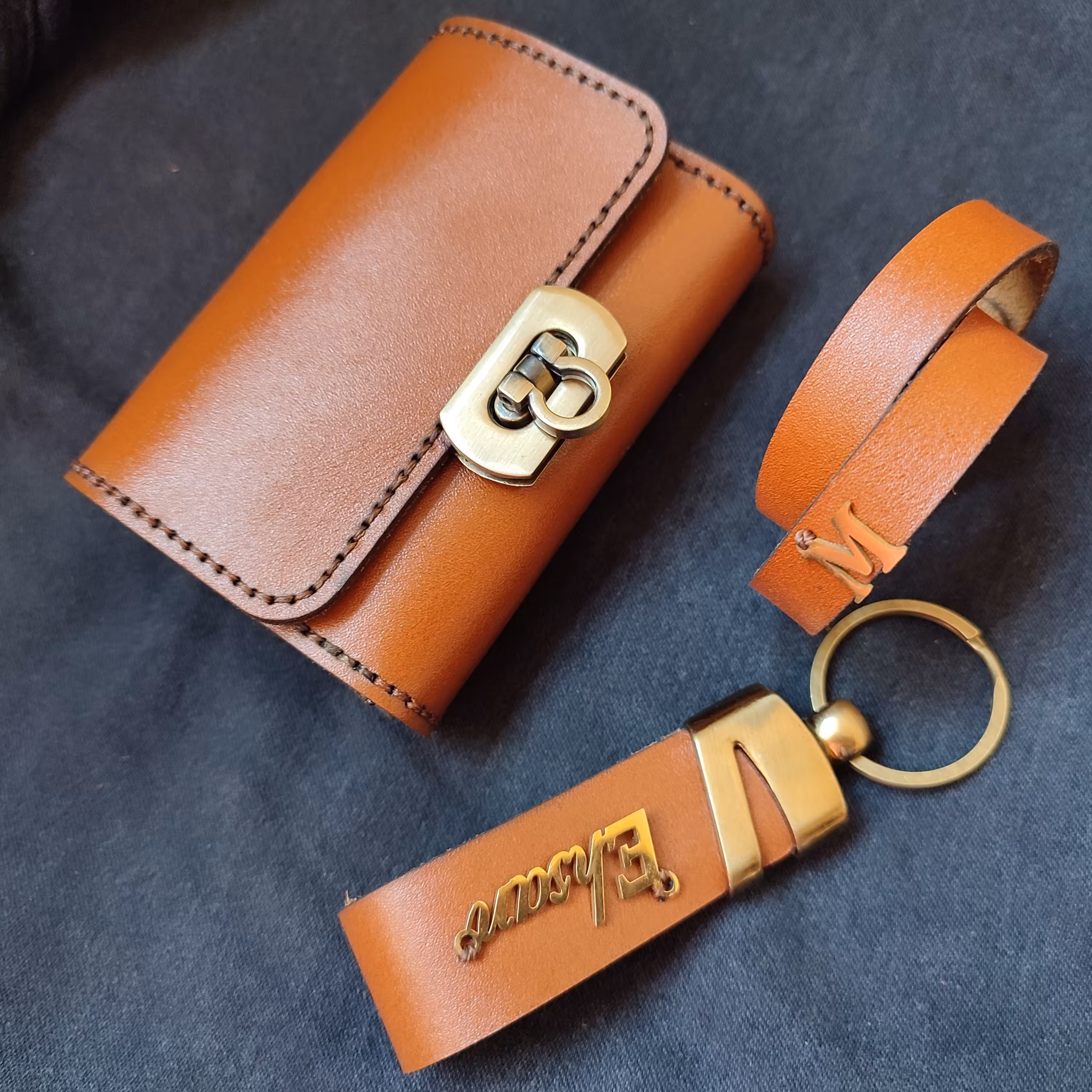 کیف کارتاکاردئونی+دستبند با حروف استیل +جاکلیدی با اسم چرم گاوی دست دوز 
