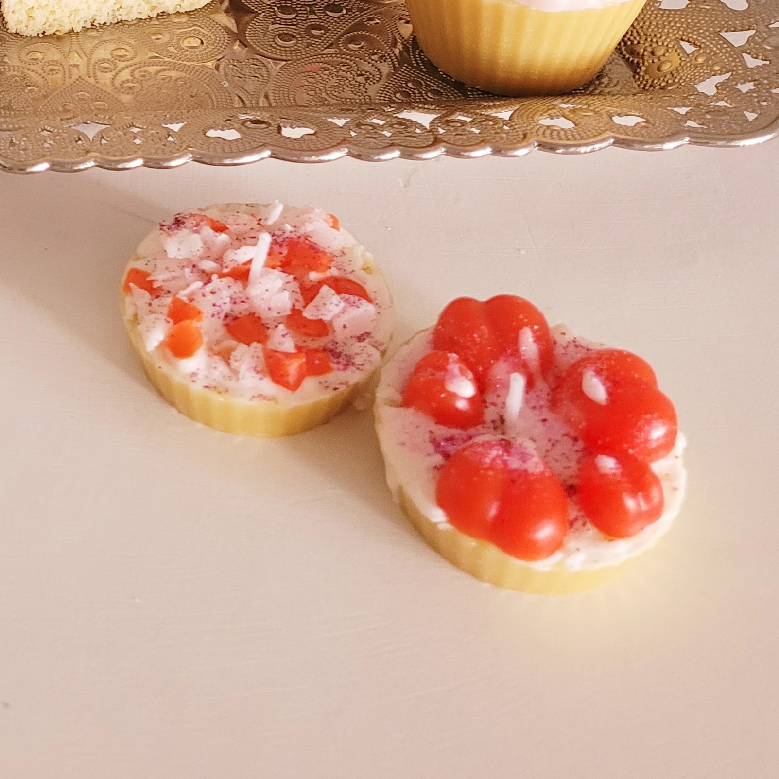 شمع طرح تارت ابعاد 4در 2 وزن تقریبی 46 گرم با تزیینات متفاوت