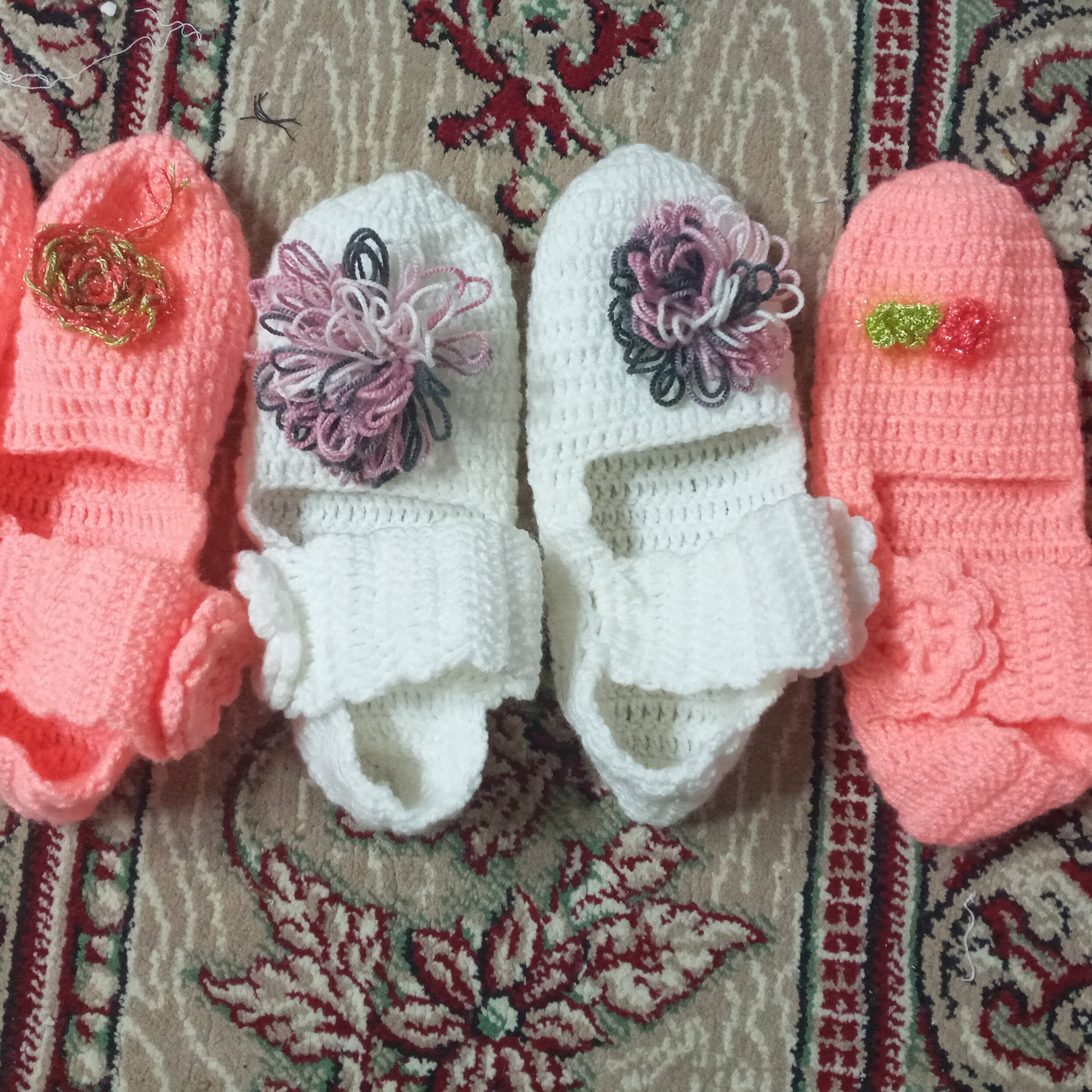 کفش روفرشی دستبافت گلداروساده 50گرم سایز آزاد سفید مشکی و صورتی