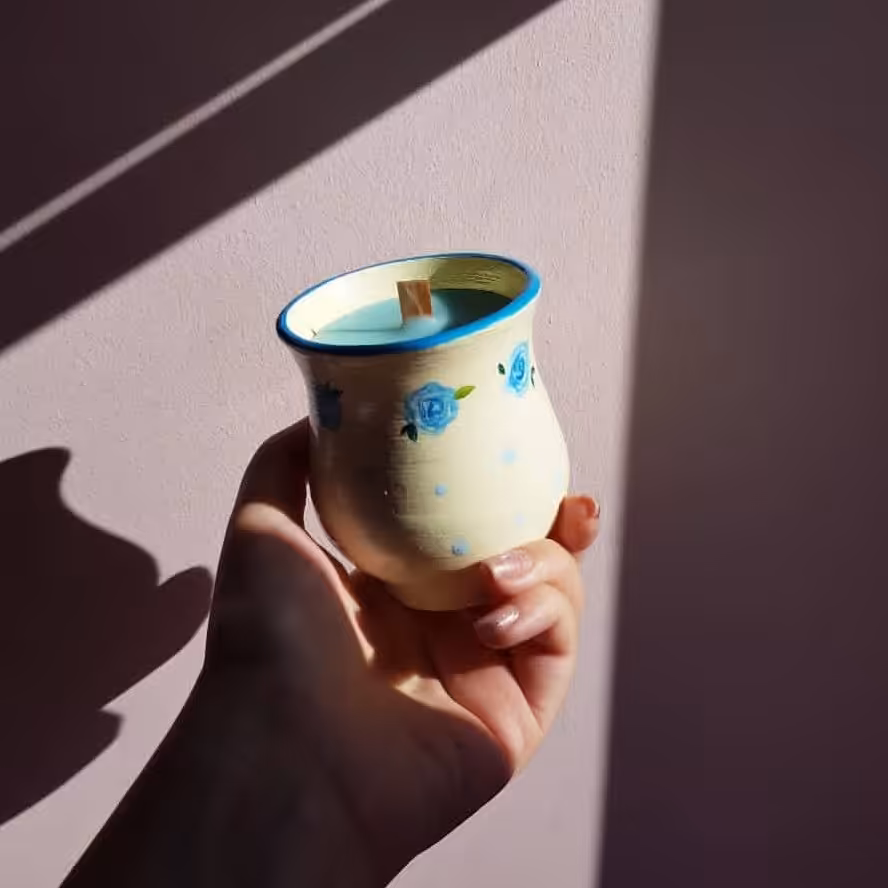 شمع معطر سفالی گل گلی با رایحه توت فرنگی ارتفاع 8 سانت