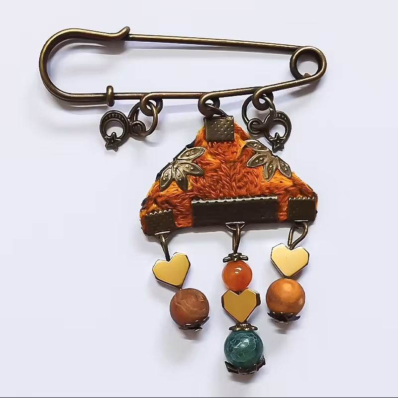 گل سینه یا سنجاق سینه مدل جاذبه ساخته شده از سنگ های ارگانیک و سوزندوزی