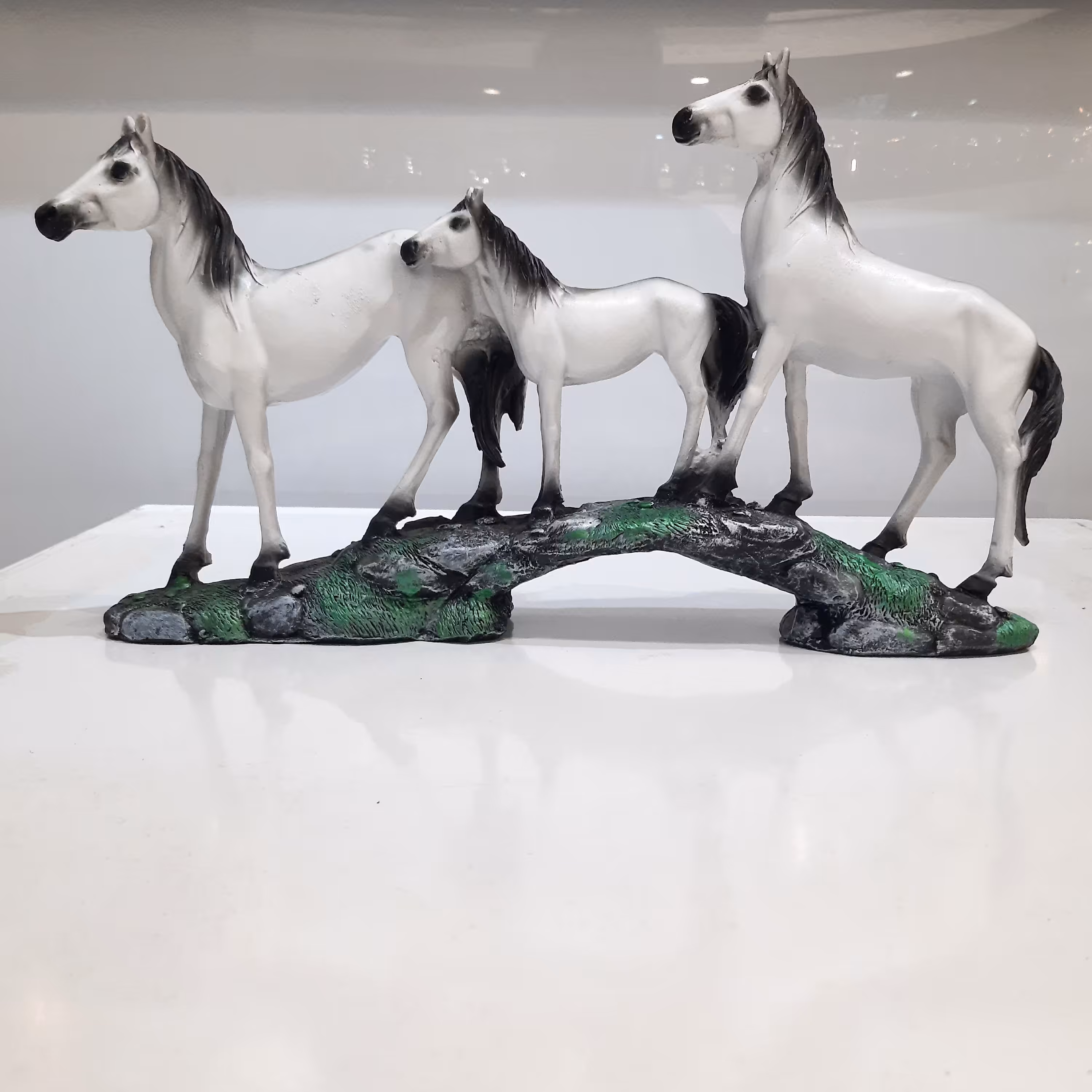 مجسمه اسب سه تایی سفید زیبا و با ظرافت