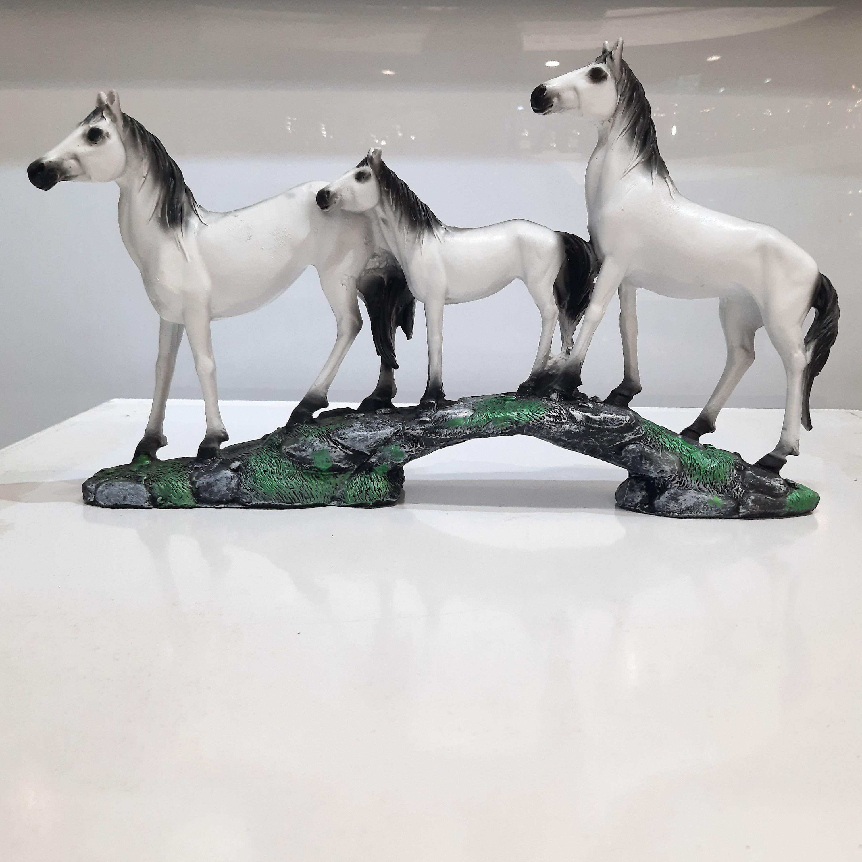 مجسمه اسب سه تایی سفید زیبا و با ظرافت