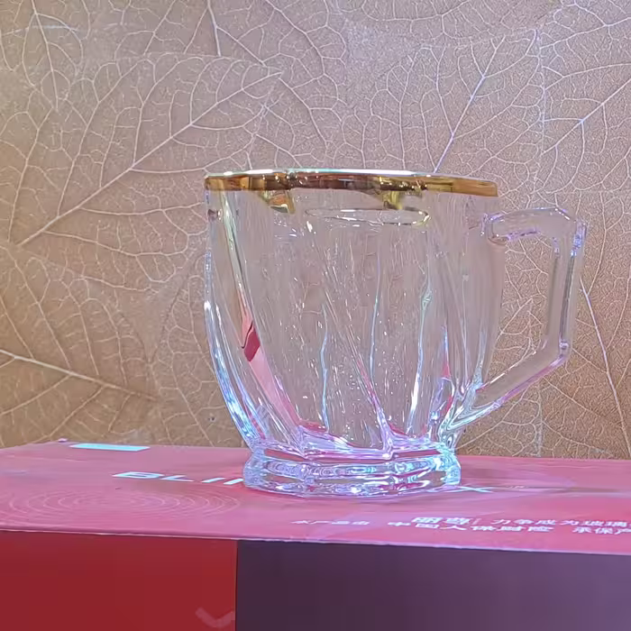 فنجان اسکوئر  لب طلا 