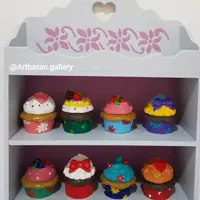 کاپ کیکهای رنگی جذاب به همراه شلف چوبی