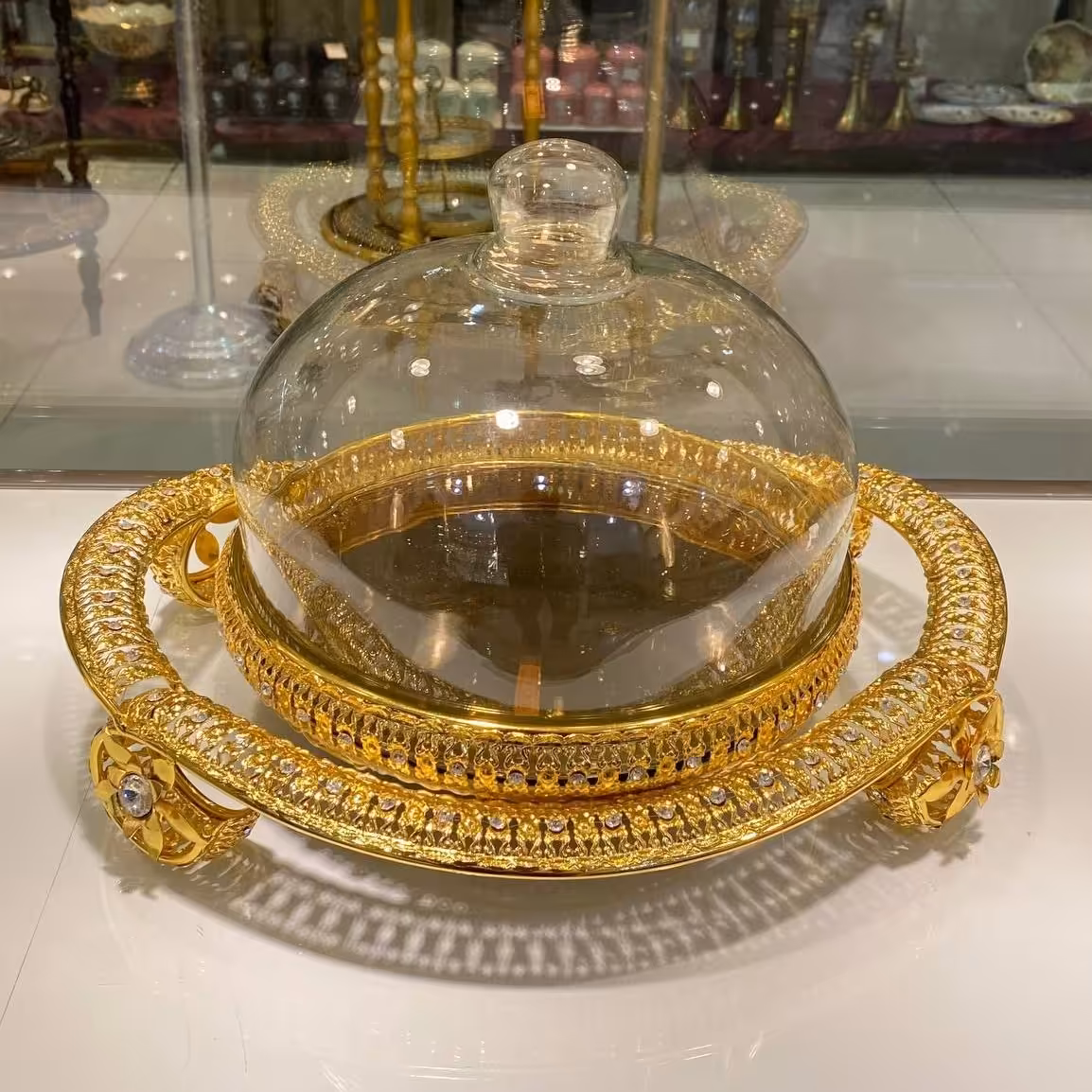 کاپ کیک طلایی نگین کار شده درب دار 