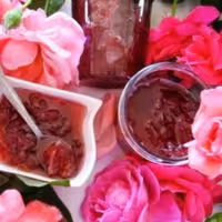 مربای گل سرخ باعسل وزعفران پخته شده