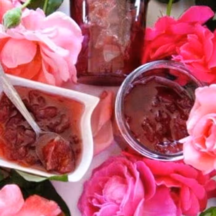 مربای گل سرخ باعسل وزعفران پخته شده