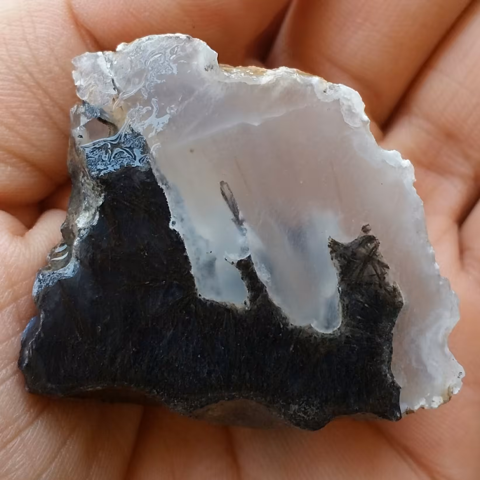 اسلایس سنگ راف عقیق دو رنگ رتایل دار مصور بسیار دیدنی کاملا طبیعی زیبا
محشر
شاااهکار خلقت