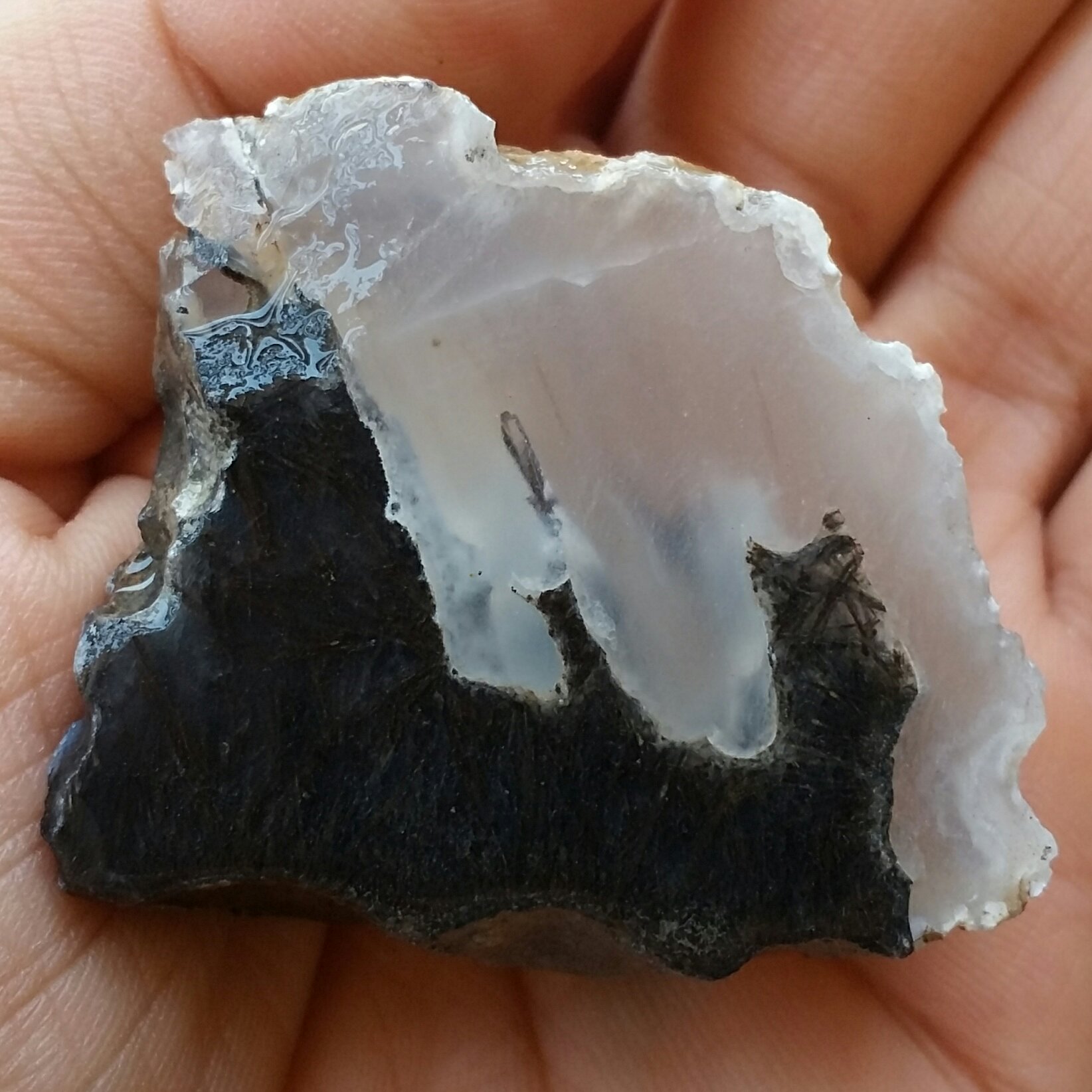 اسلایس سنگ راف عقیق دو رنگ رتایل دار مصور بسیار دیدنی کاملا طبیعی زیبا
محشر
شاااهکار خلقت