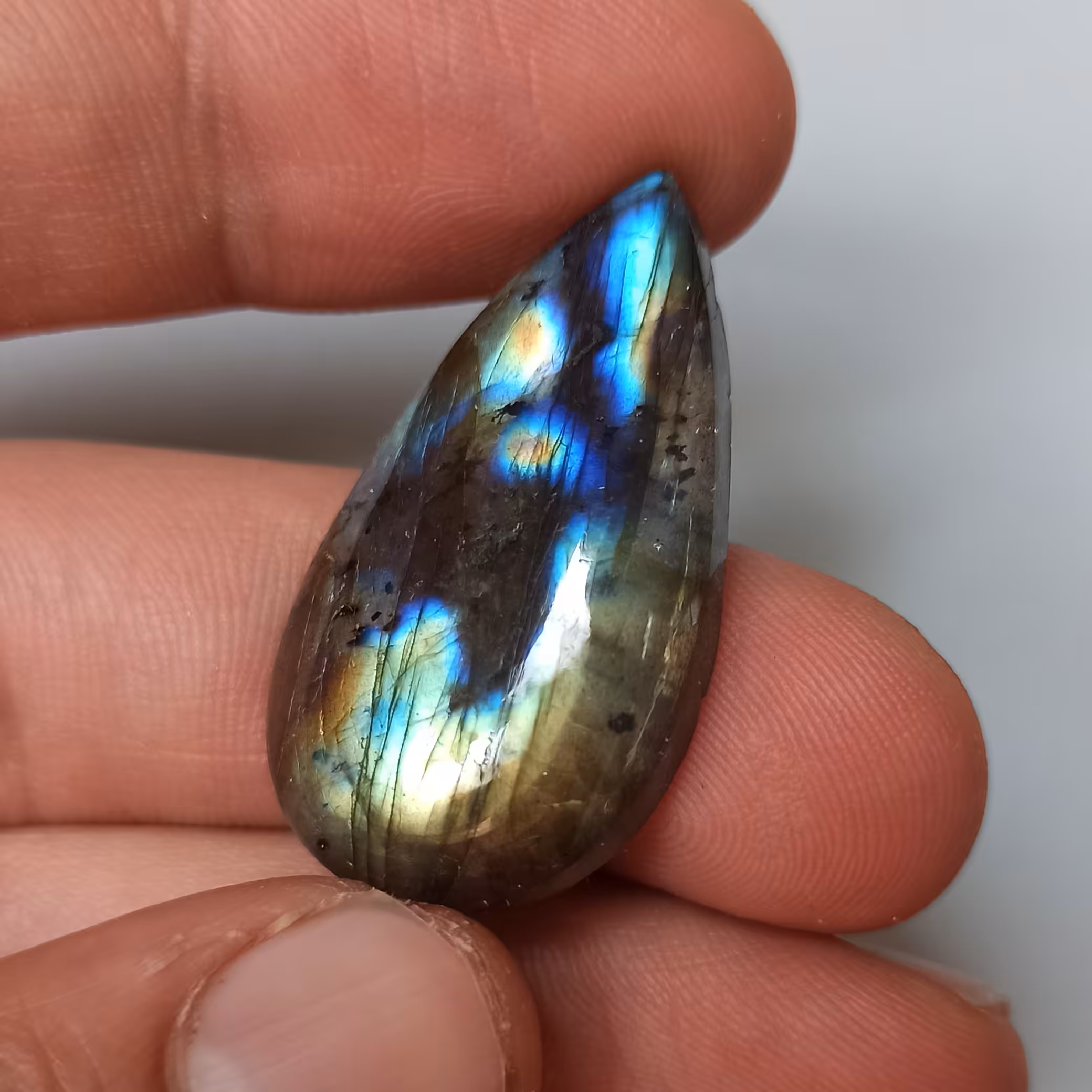 نگین سنگ لابرادوریت طلایی چند رنگ ترا ش اشک کد 157