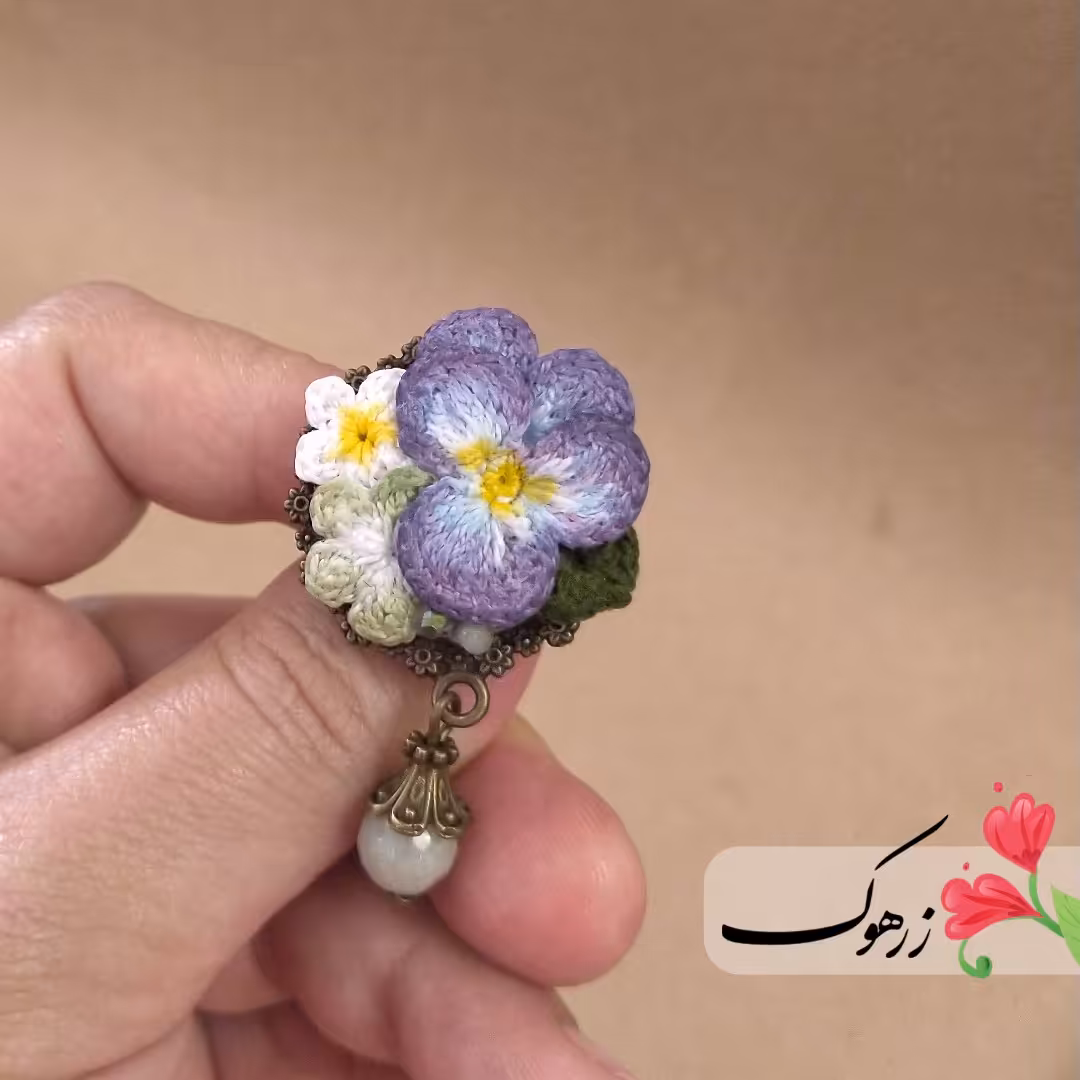 گلسینه کوچک یا گیره روسری بافت مینیاتوری بنفشه