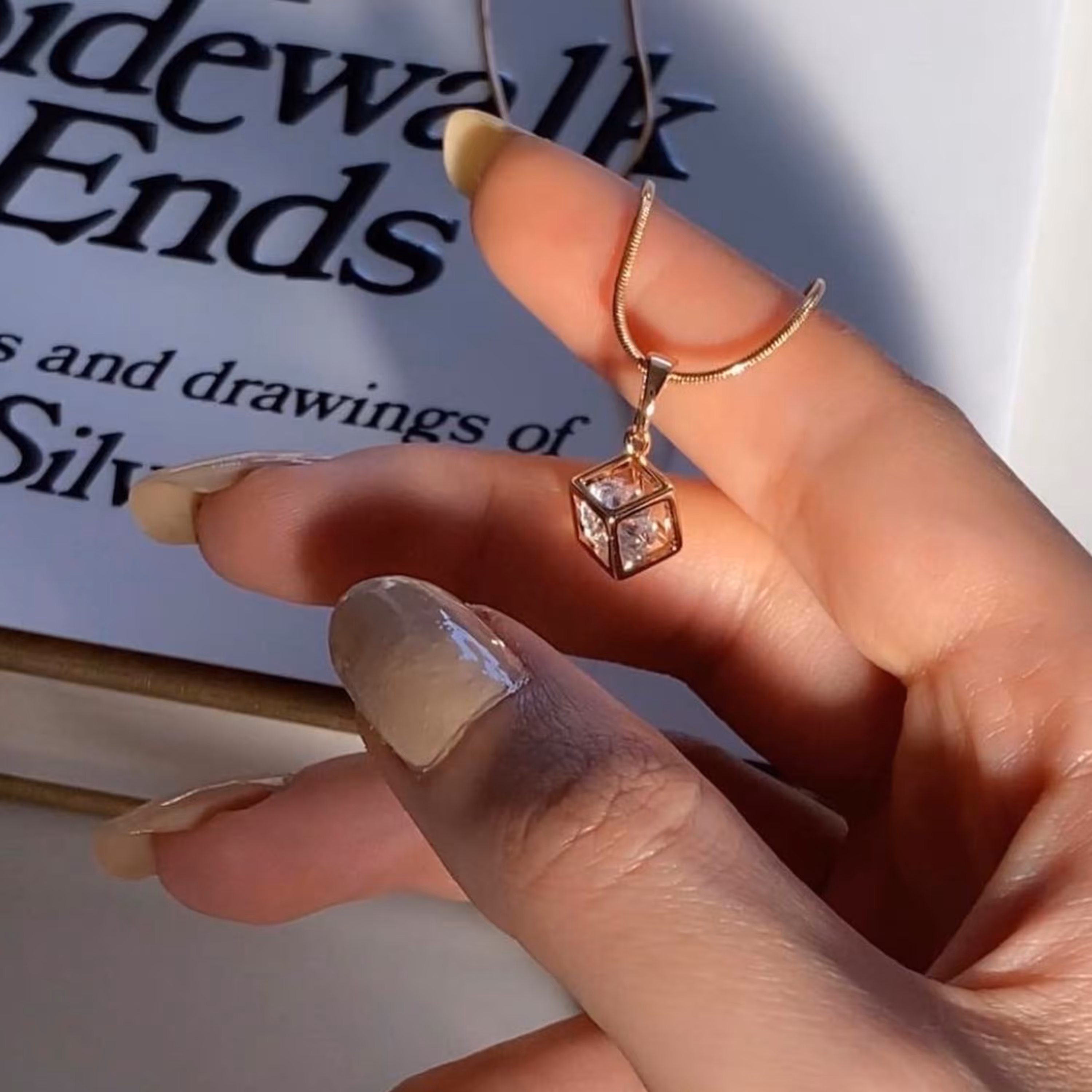 گردنبند مارک ژوپینگ مدل تک نگین داخل مکعب بدون مشابه وآبکاری طلا و زنجیر ماری