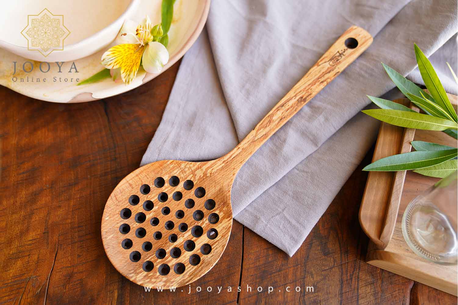 قاشق چوبی سوراخ دار بلند