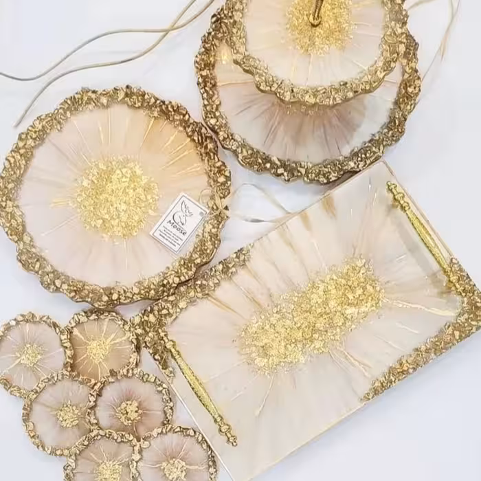 ست ظروف رزینی( کیک خوری، سینی، شیرینی خوری، شش عدد زیر لیوانی و استند جای زیر لیوانی ) 