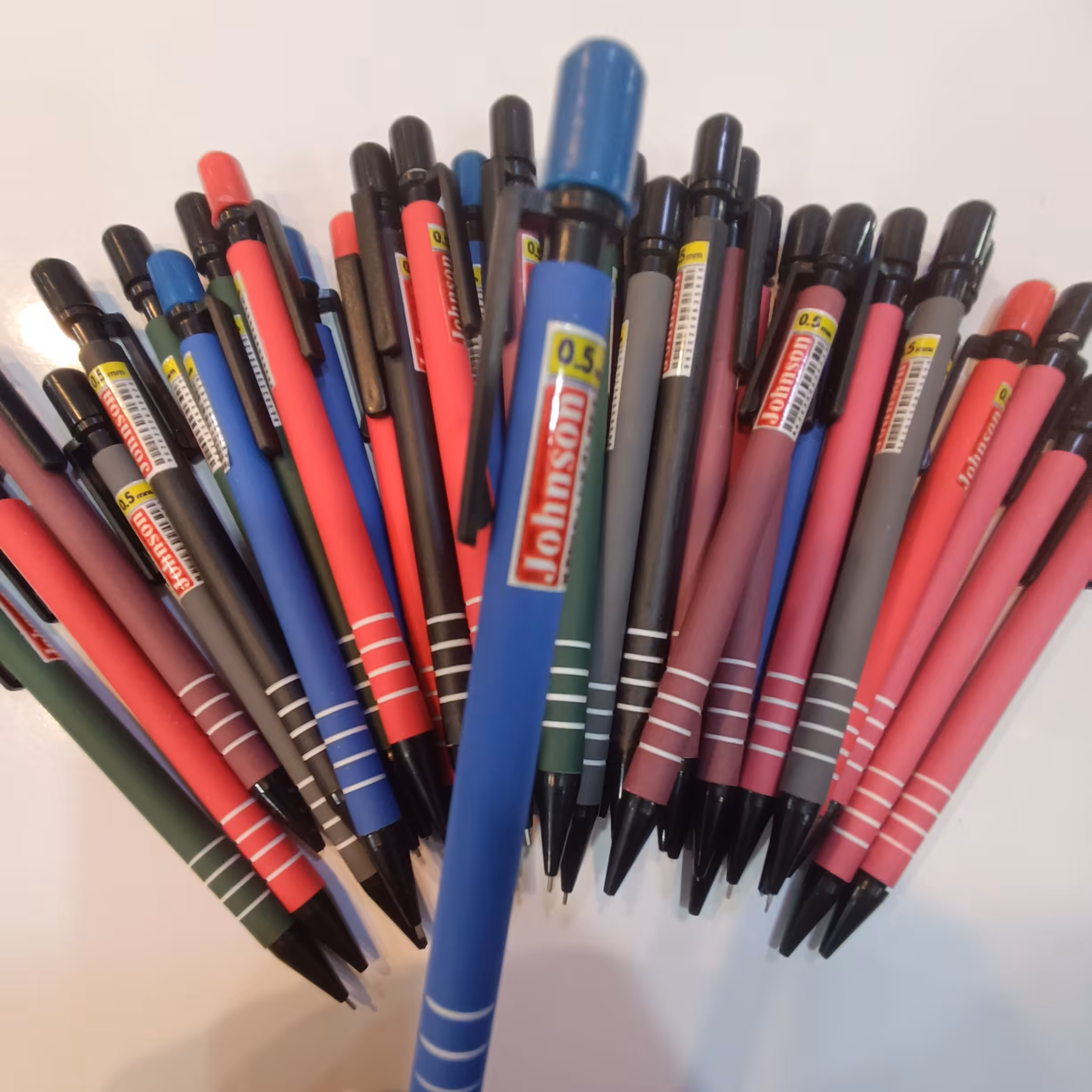 مداد نوکی قیمت عالی همراه با یک عدد نوک جنس خوب با قیمتی عالی