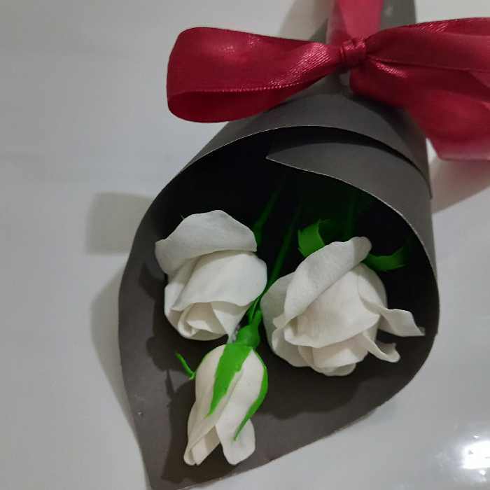 گل رز سفید ، خمیر انعطاف ، قیف کار شده دورش مقوای فایریانو گرم‌پایین