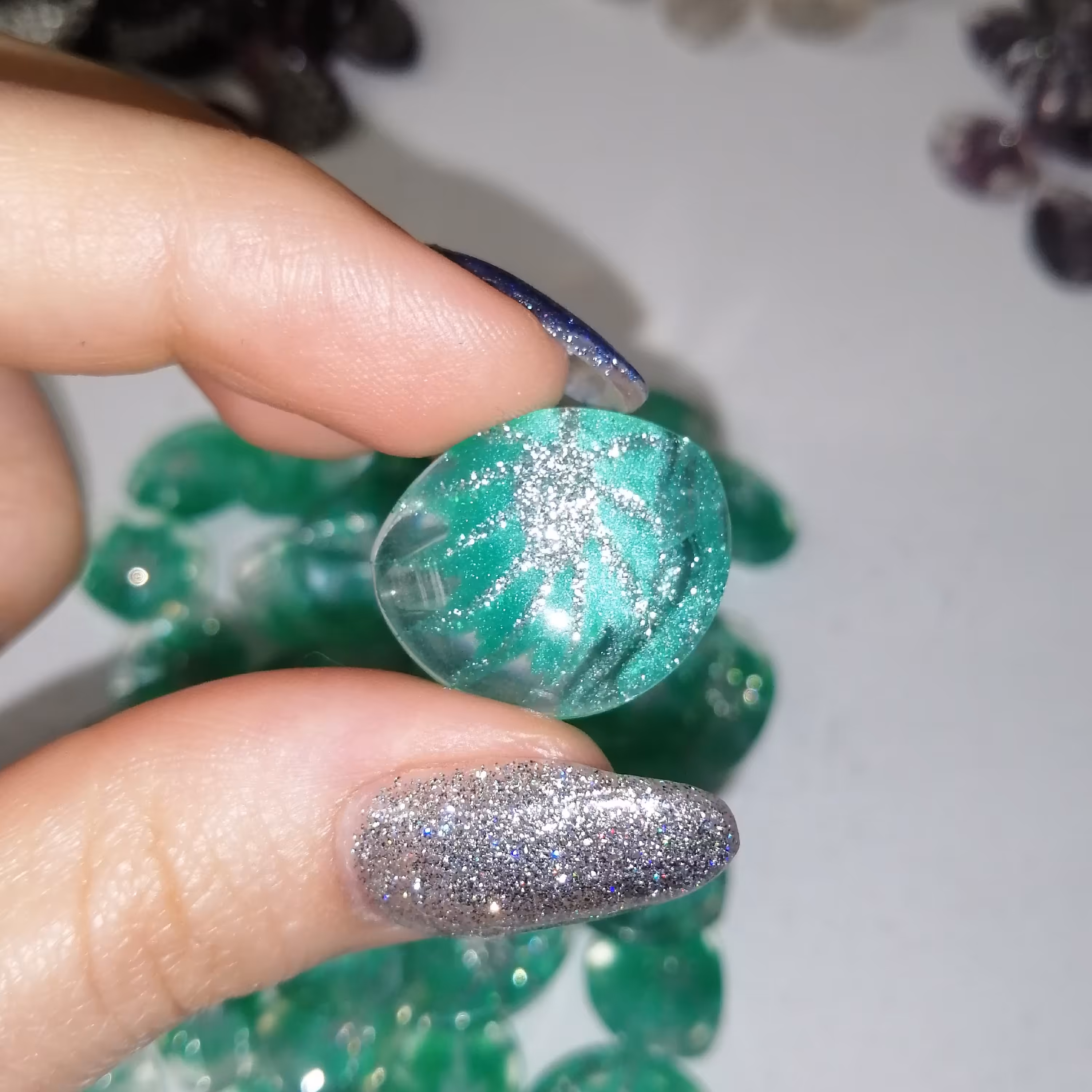 دکمه لباس سبز روشن اکلیلی شیشه ای در دو سایز ،بسته  تکی 