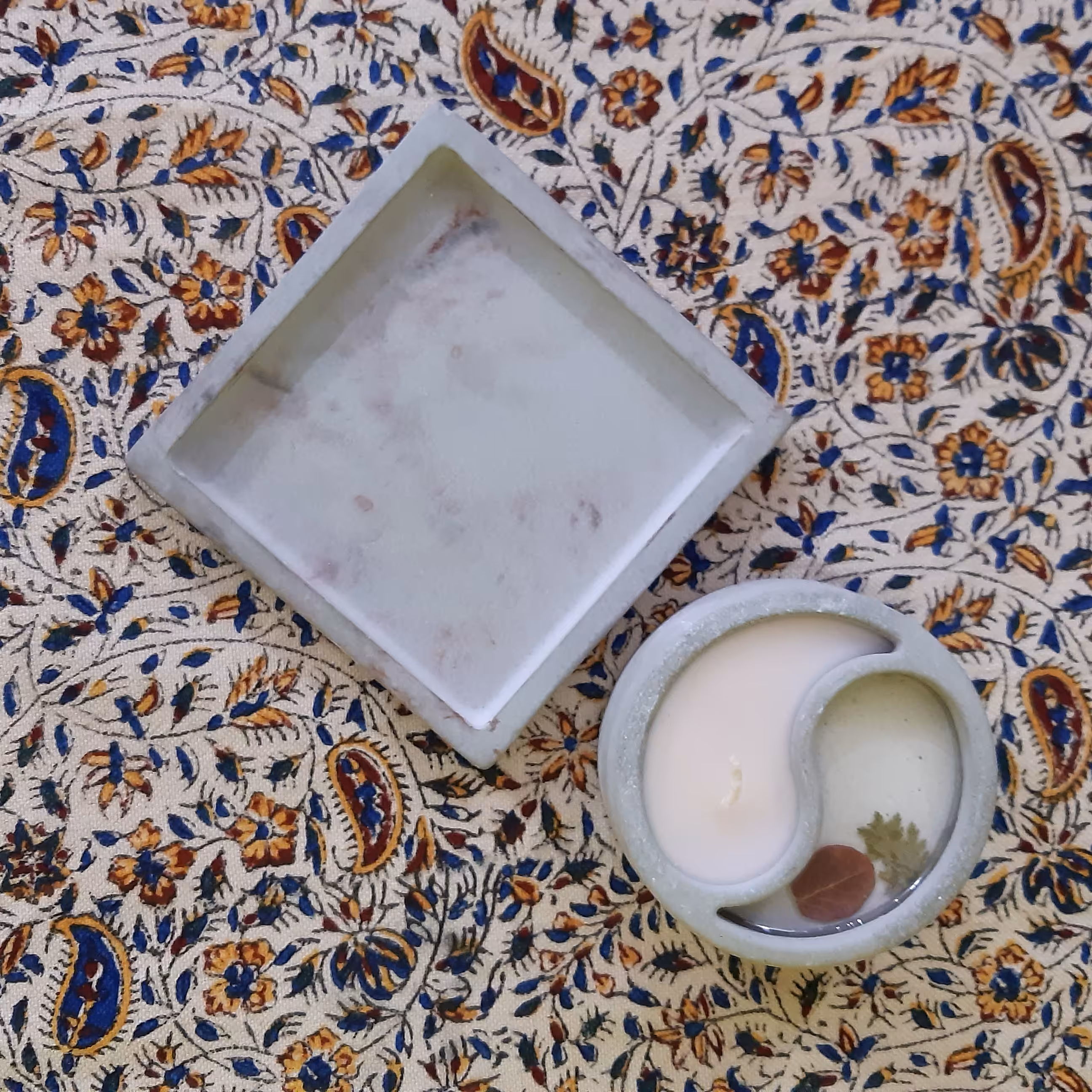 ست دکوری (شمع و رزین ) طرح ترمه تزئین شده با رزین و شمع به همراه زیر گلدانی پلیمری با روکش نانو 