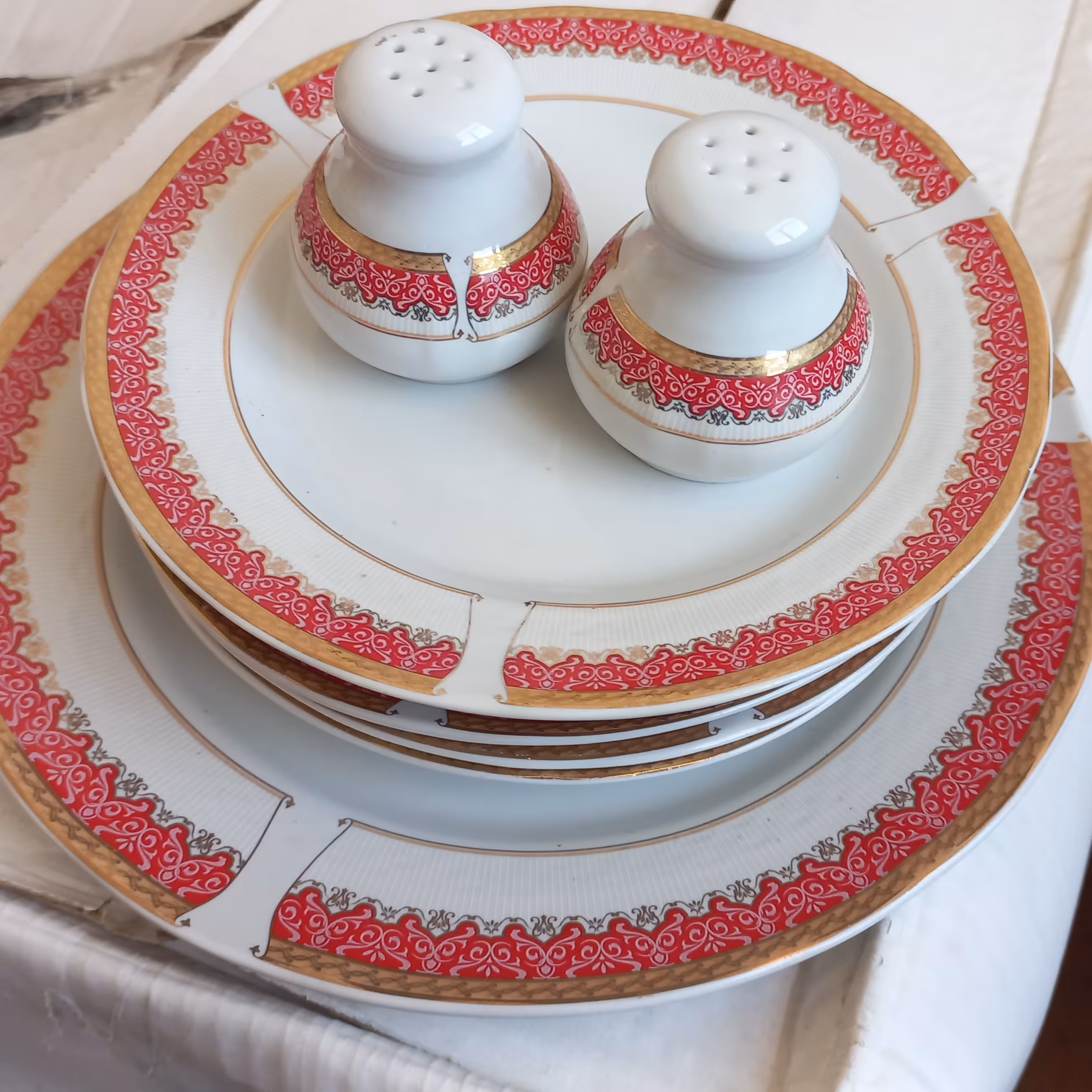 خیارخوری باحاشیه قرمزشیک وزیبا دارای دوعددنمک پاش ویا بشقاب بزرگ وشش عدد پیش دستی