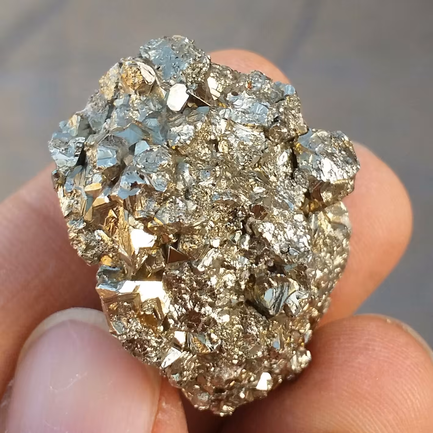 سنگ راف پیریت طلایی ملقب به سنگ طلا  100 در 100 طبیعی شاهکار خلقت
بی نظیر
کد10878