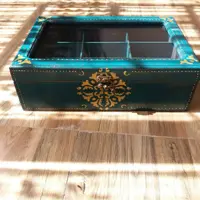 جعبه چوبی پتینه شده رنگ  سبز کله غازی  طراحی شده با دست و رنگ ثابت قابل تمیز کردن با دستمال مرطوب