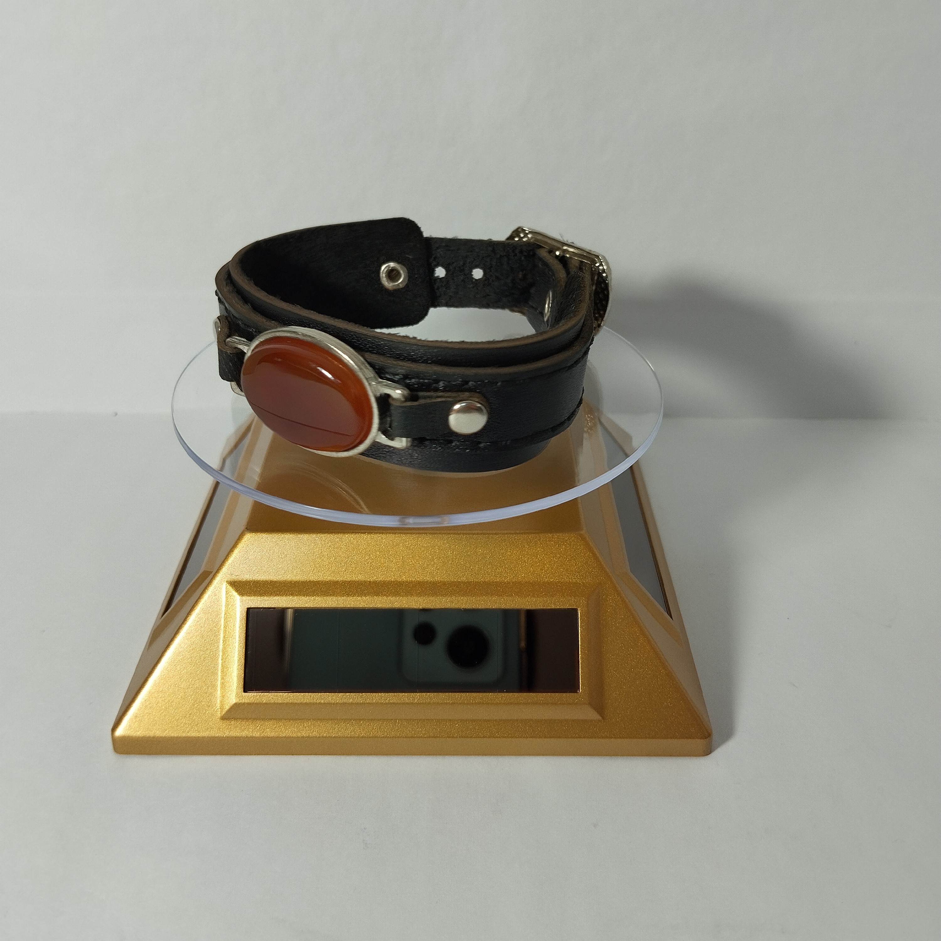 دستبندچرم طبیعی  مشکی به همراه نگین عقیق بسیار شکیل 