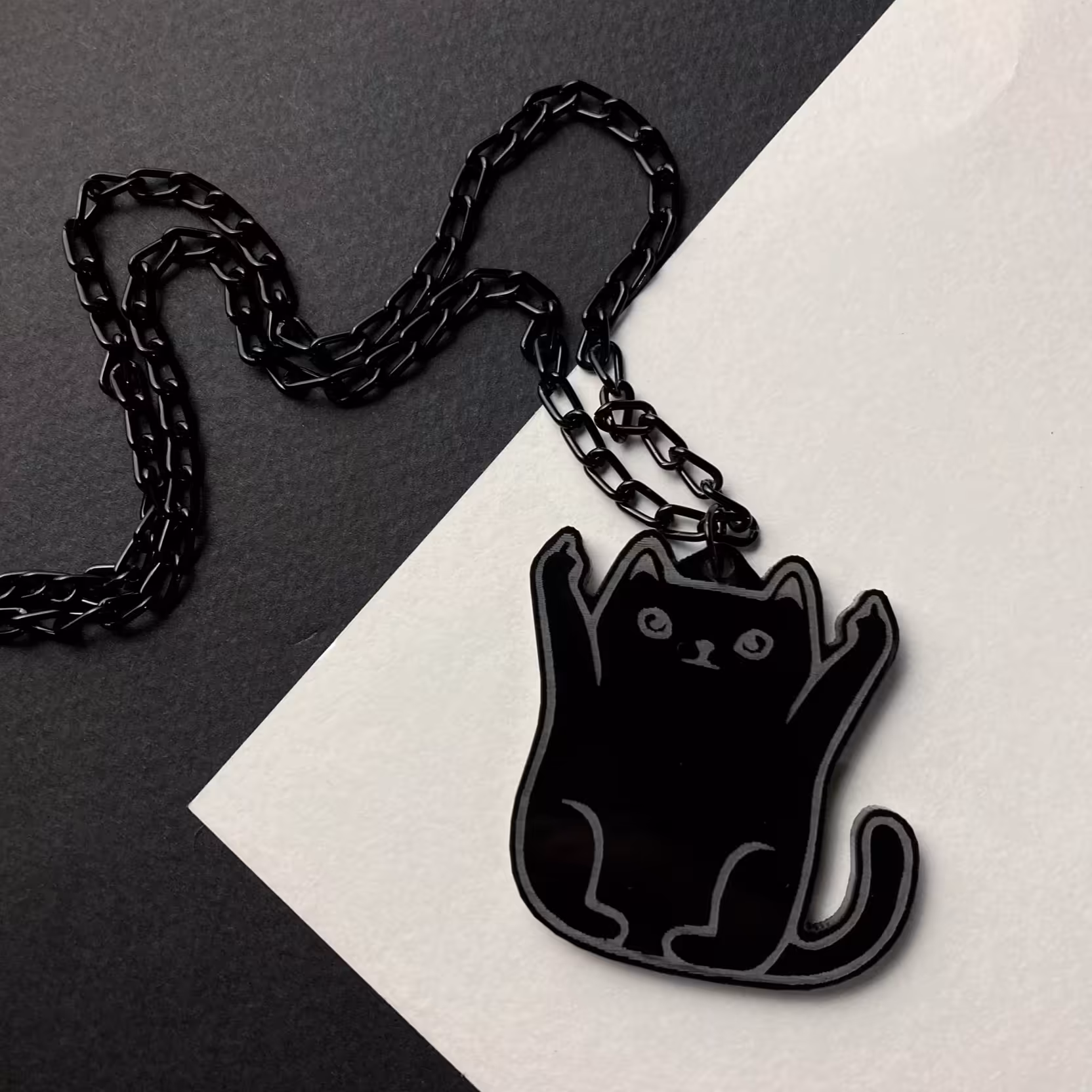 گردنبند مشکی خفن حک شده گربه با دست فاک  پلکسی گلس خارجی براق 