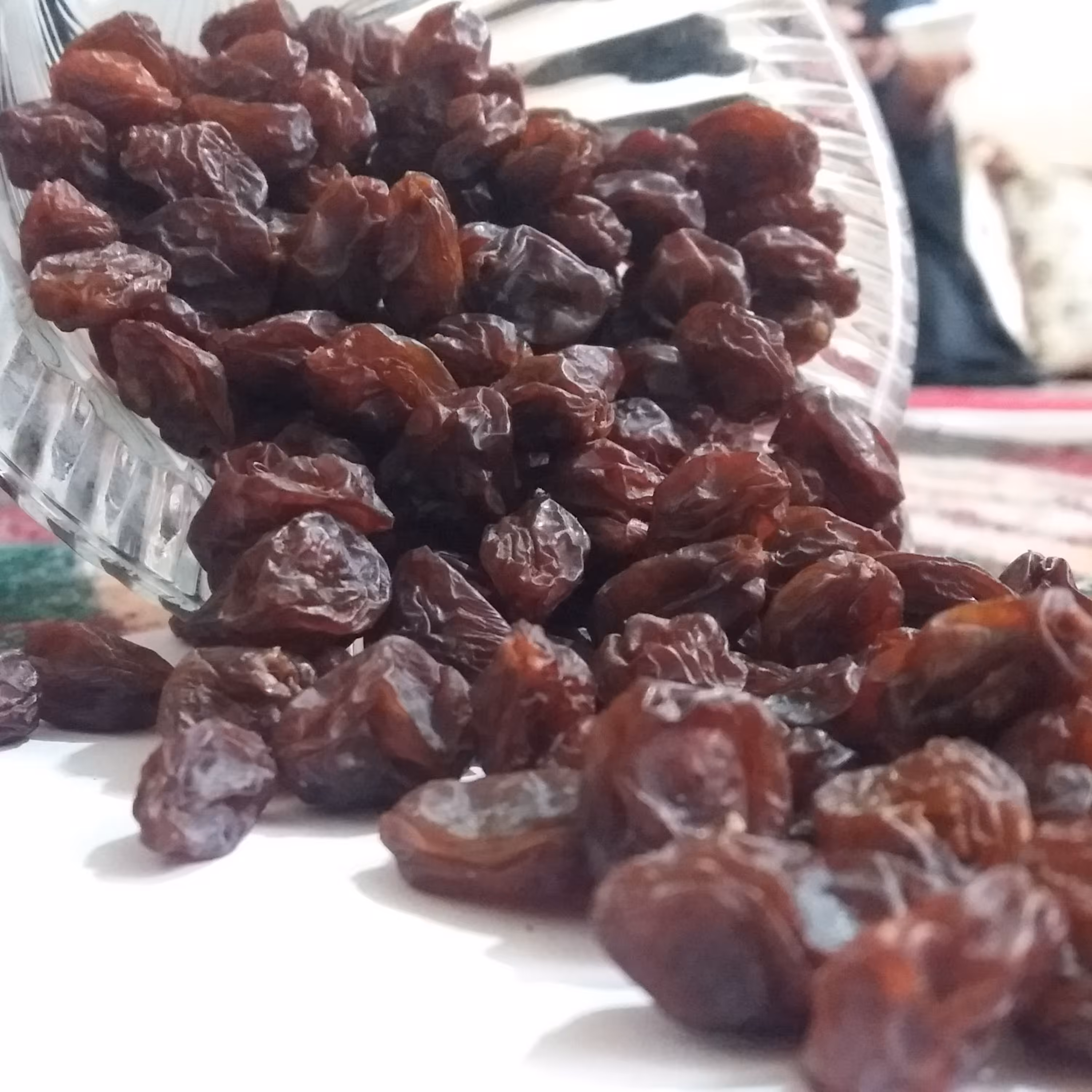 مویز قرمز پر شهد شرین(1 کیلوگرم )