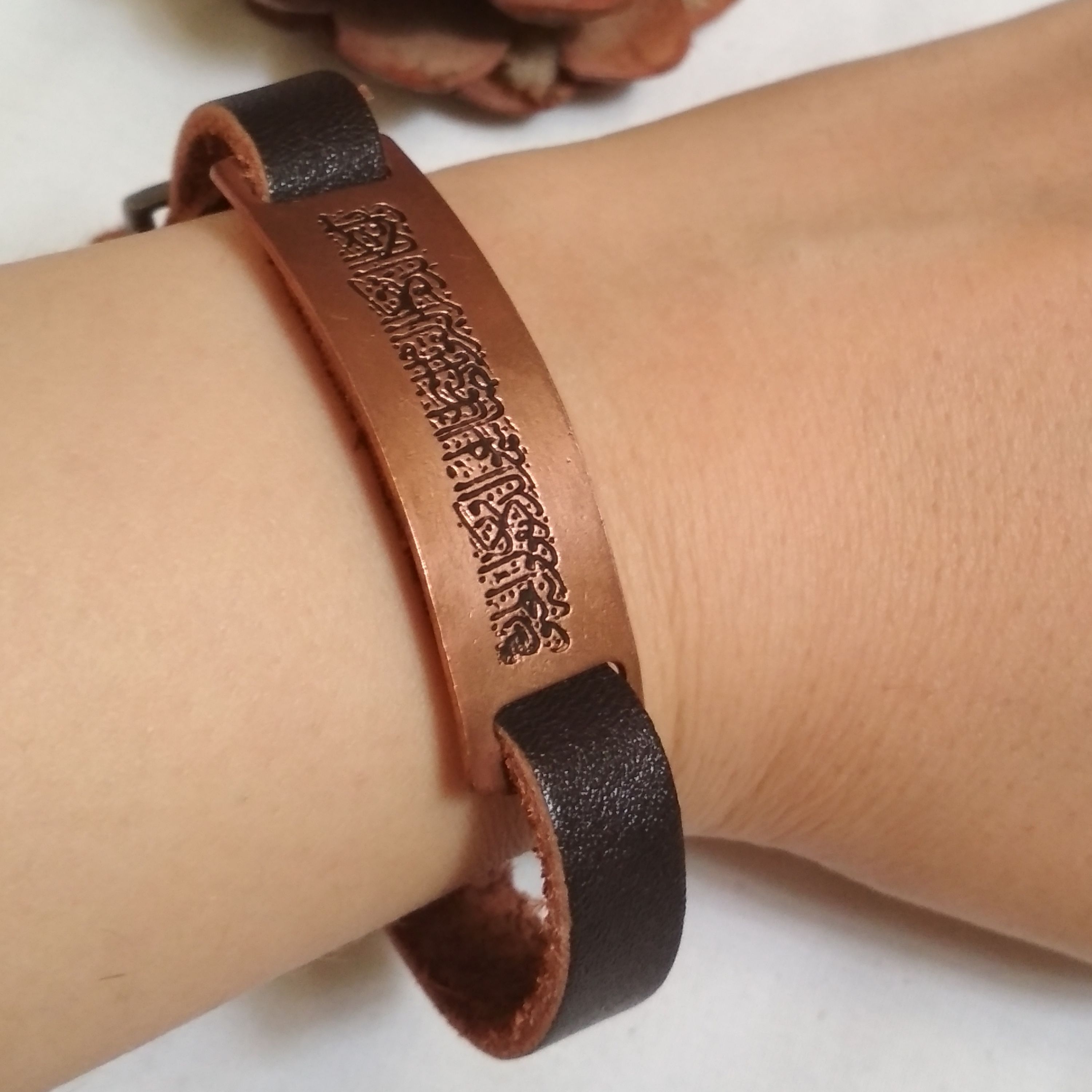 دستبند چرم گاوی و مس  قلمزنی شده وان یکاد 