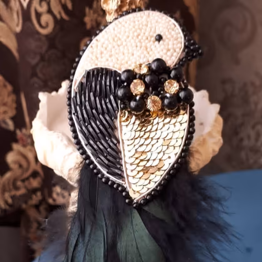 گلسینه پرنده.پشت دوزی شده با چرم و دوردوزی با منجوق به وسیله سنجاق به لباس وصل میشود