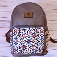 کوله پشتی سنتی طرحدار یوتاب با پارچه میکرو درجه یک و فینو و چرم دوزی داخل کیف مدل 5006