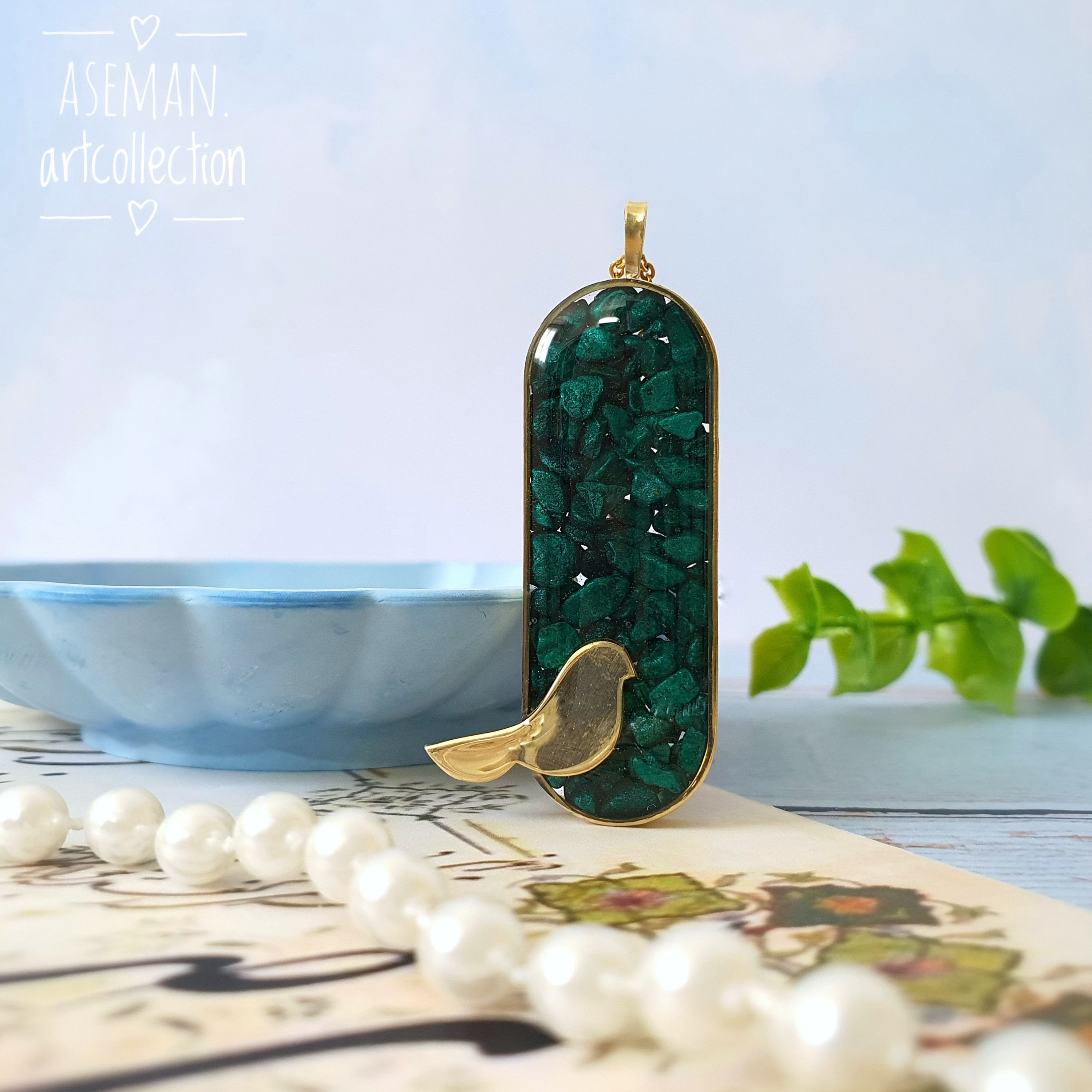 گردنبند سنگ سبز طرح مرغ آمین ، جنس استیل طلایی رنگ ثابت