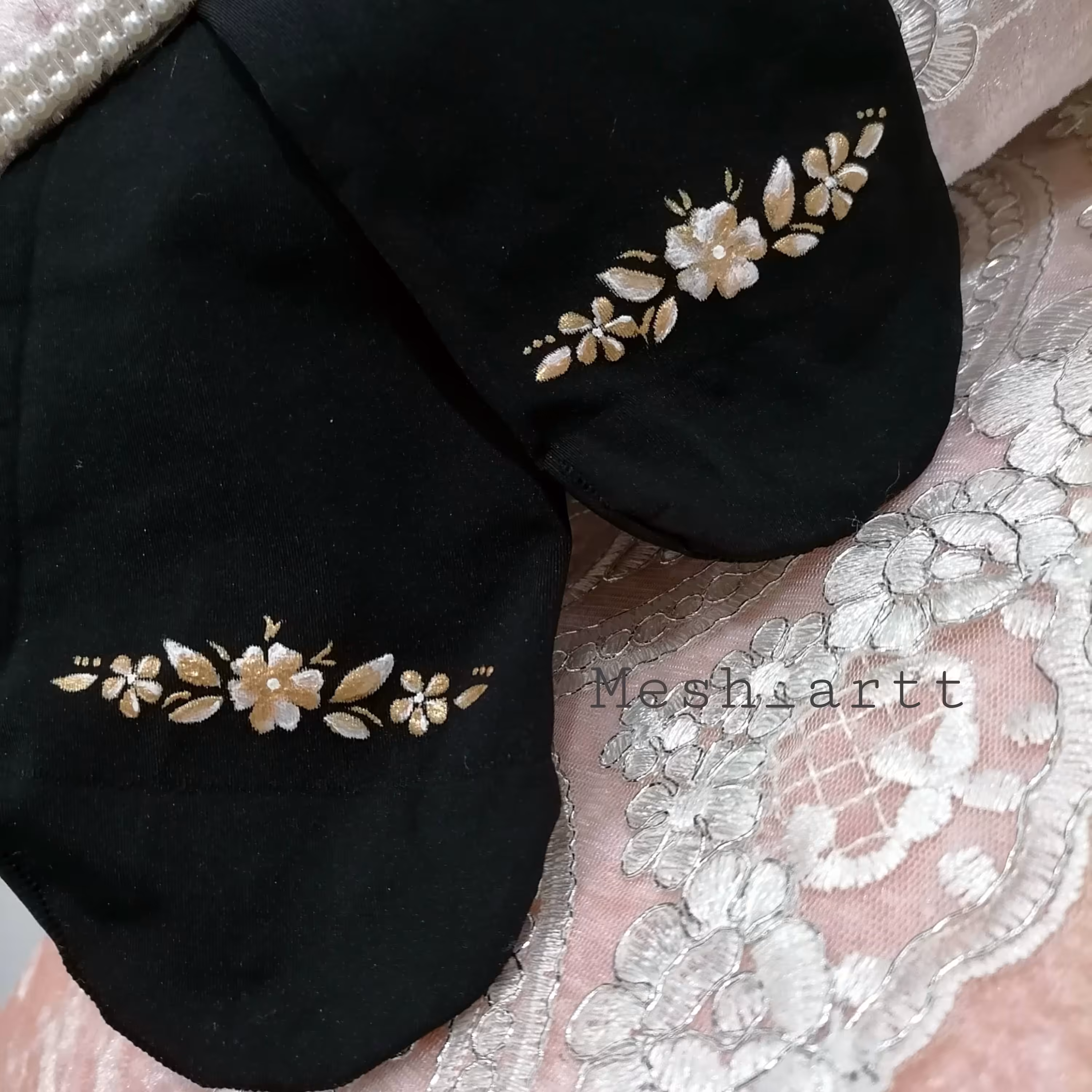 جوراب نقاشی با دست ونگین کاری  شده