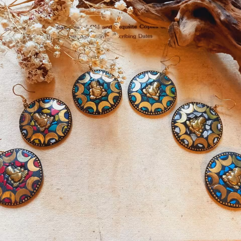 گوشواره دستساز برنجی سنگ کوب طرح هندی خوش نفش و زیبا