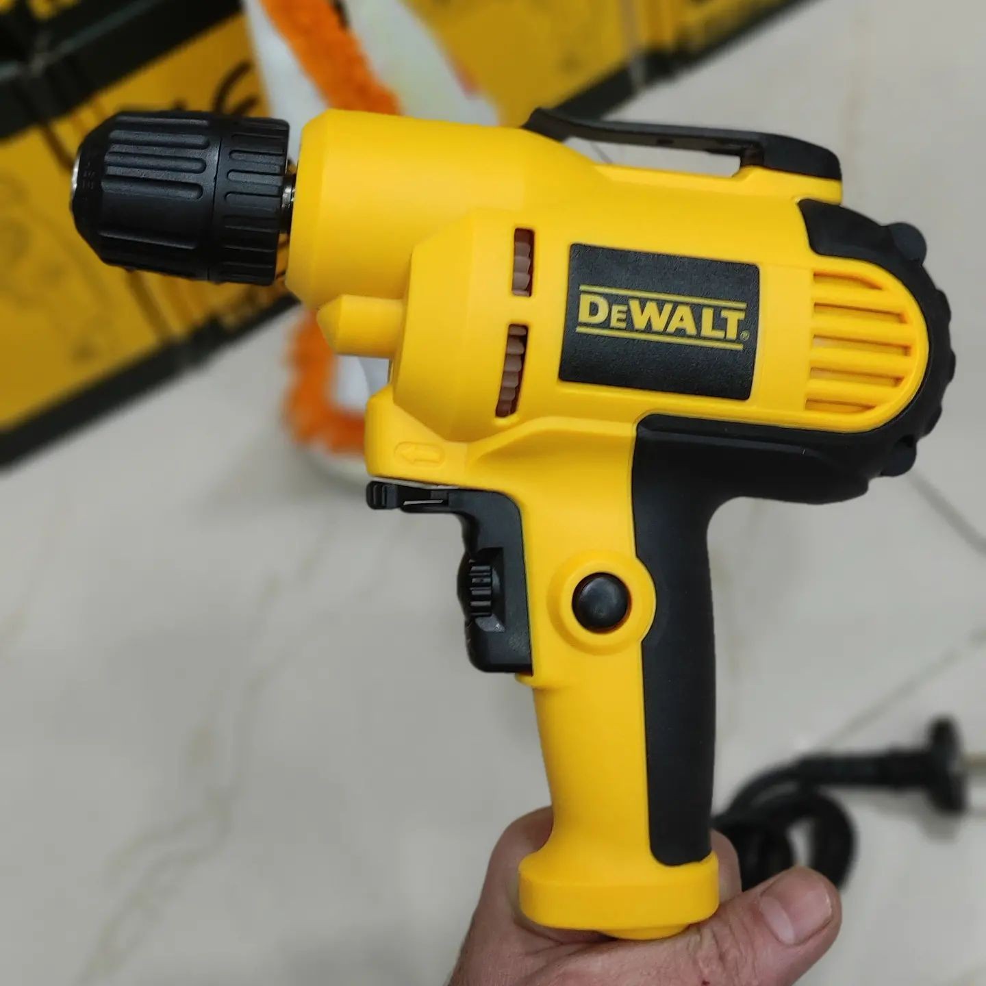 دریل مته 10مارک دیوالت مدل 1030
و550 وات
2800 وات
سه نظام 10 میل 
دارای قفل کن دکمه 
دیمر دار
 کیفیت عالی