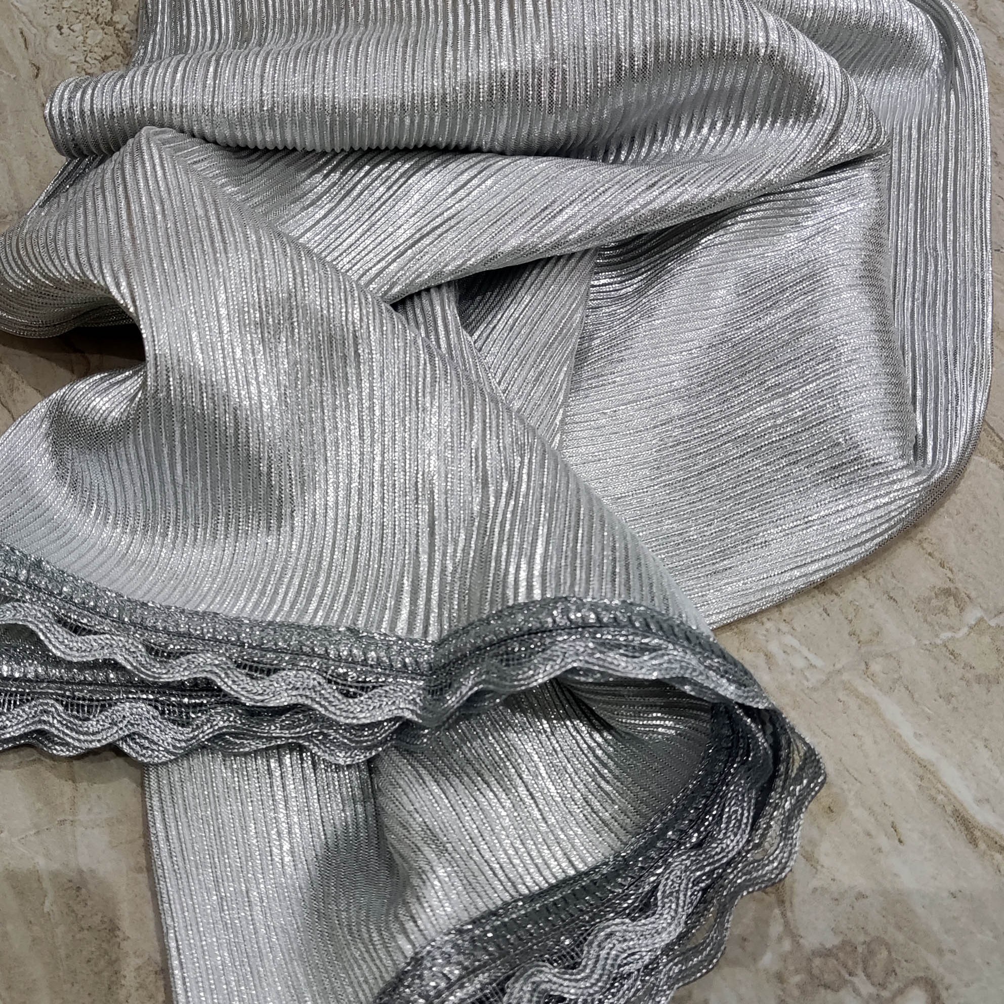 شال مجلسی پلیسه دیسکو نقره ای قواره دار