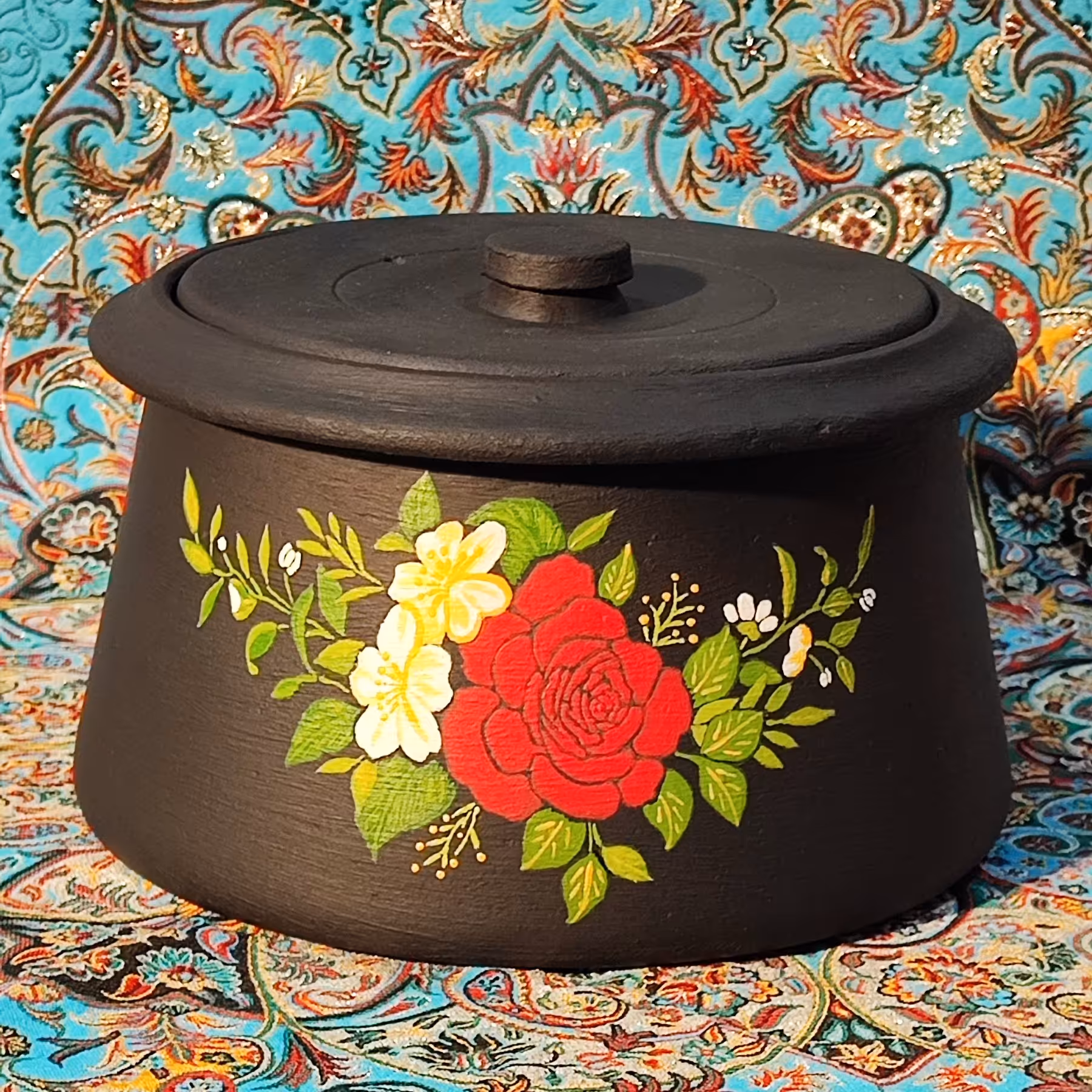 دیگ سنگی 8 نفره نقاشی شده اثر  استاد میری نژاد با رنگ ثابت و قابلیت پخت و پز