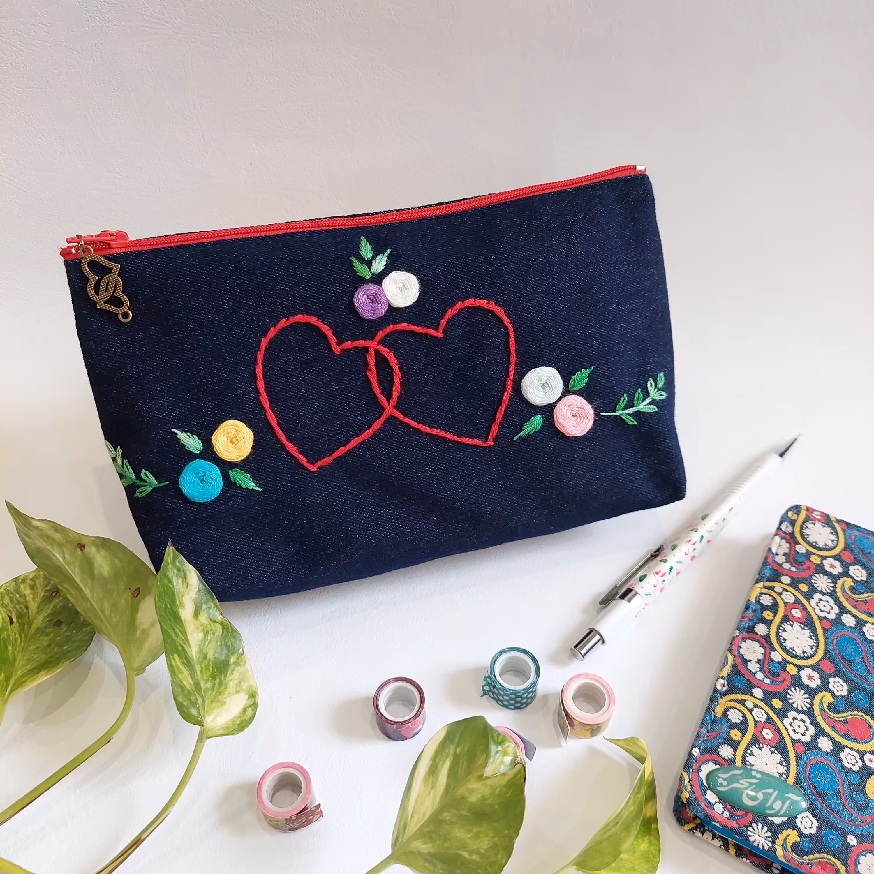 جامدادی گلدوزی شده با دست پارچه جین طرح دو قلب و گلهای رنگی